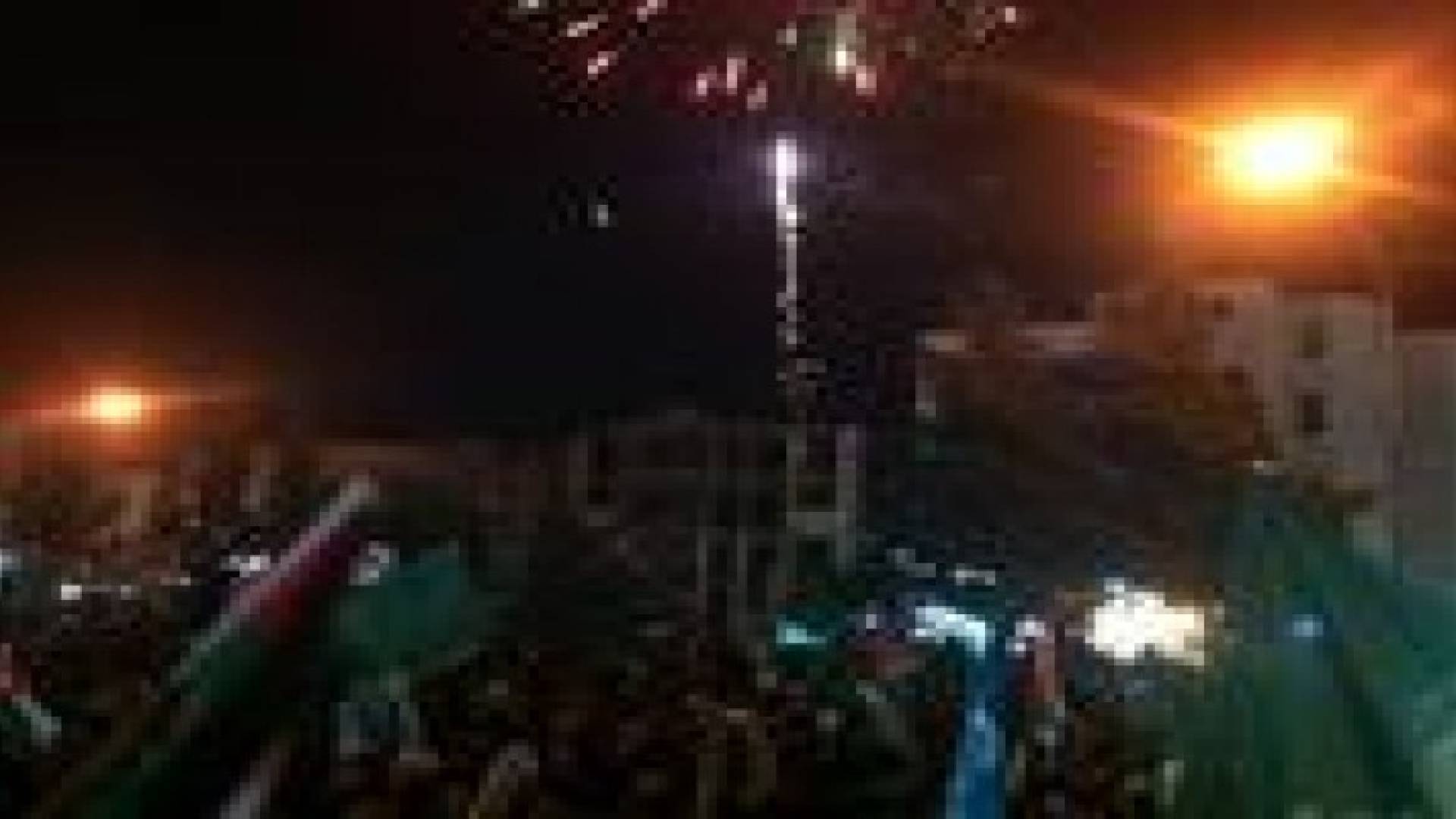 الآلاف يشاركون بمسيرة في حي نزال فرحا بانتصار غزة