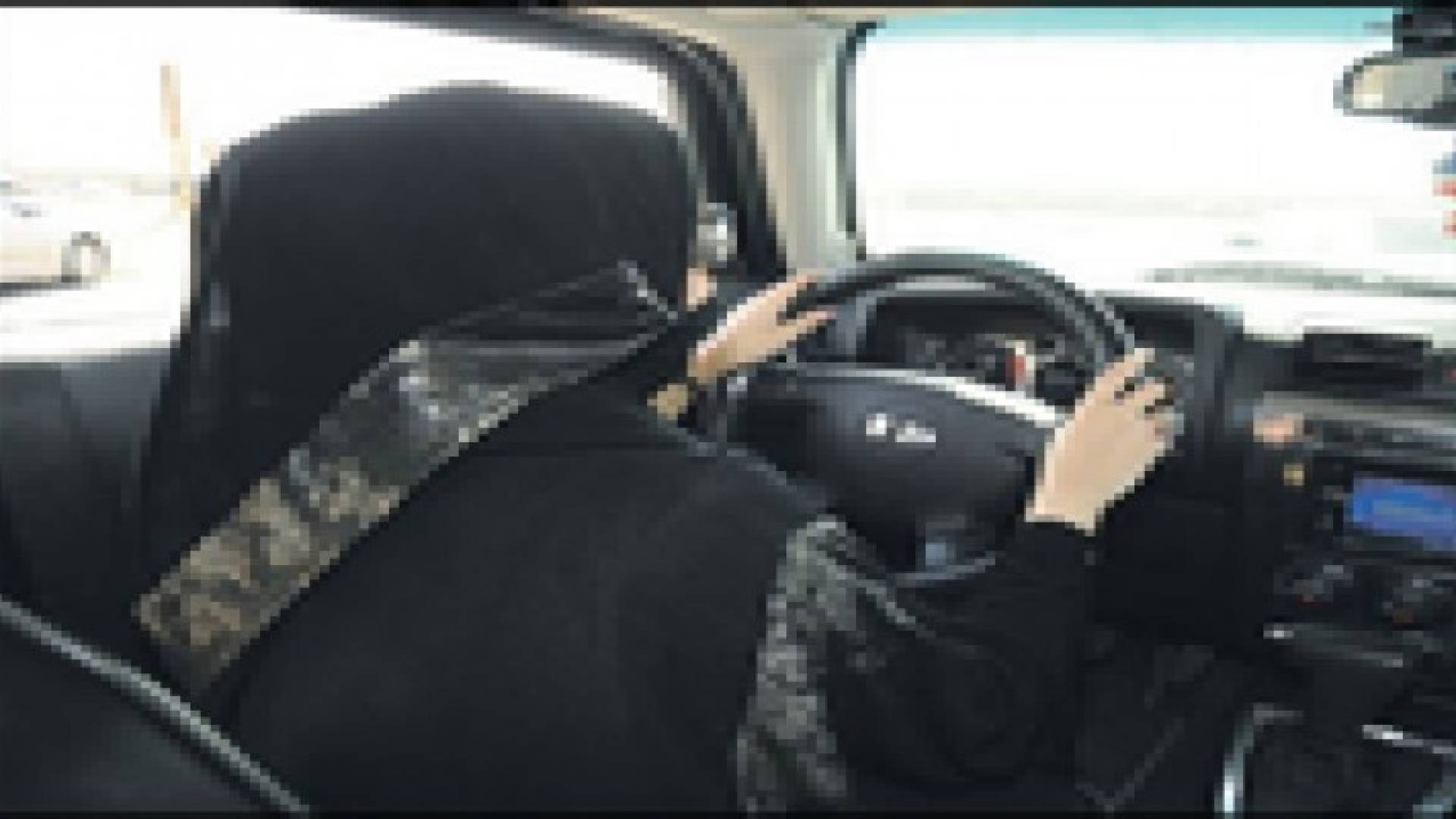 غرامة 1000 درهم على كل من تضع المكياج اثناء القيادة