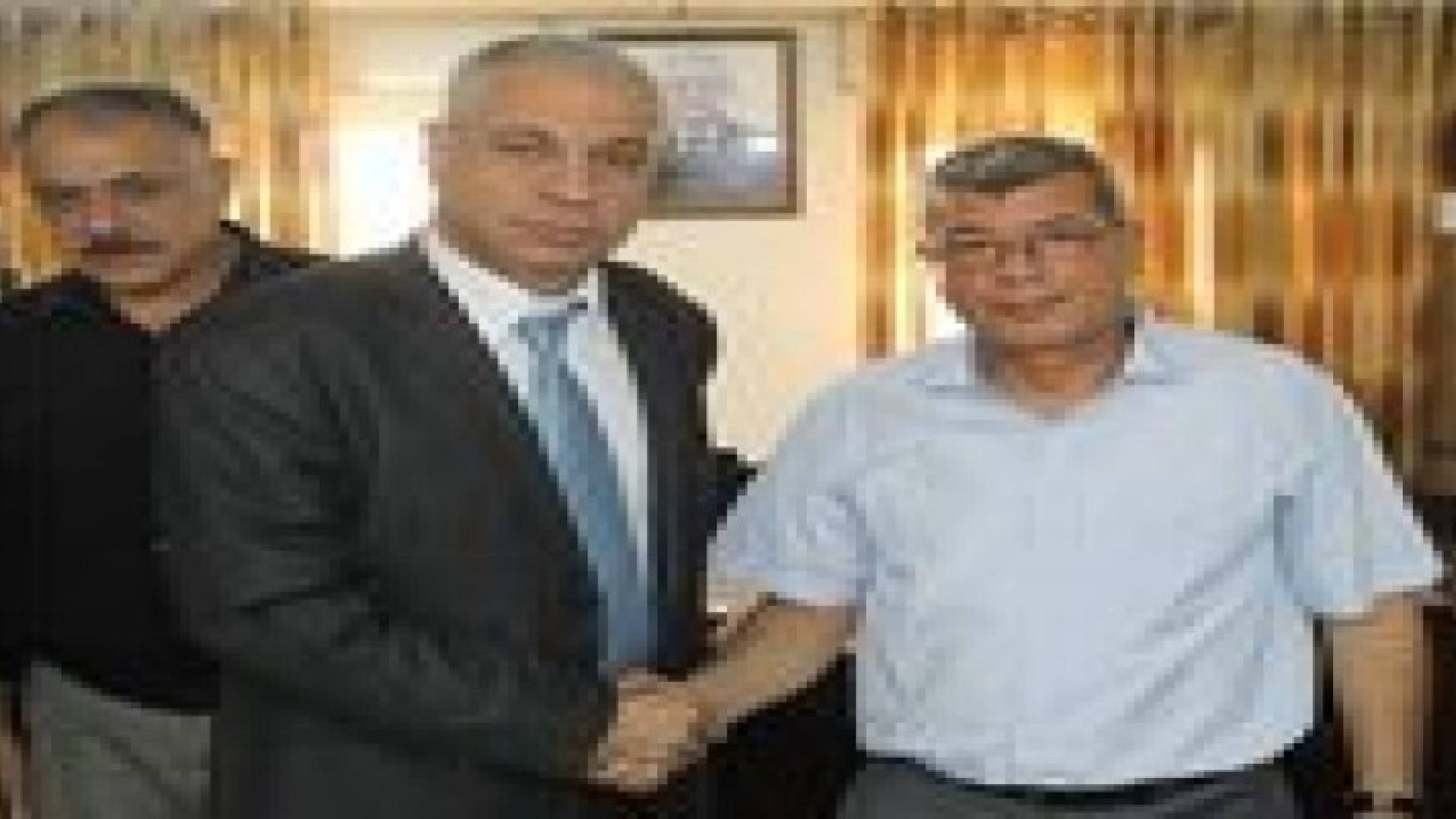عيسى قراقع يتسلم رئاسة هيئة شؤون الأسرى والمحررين