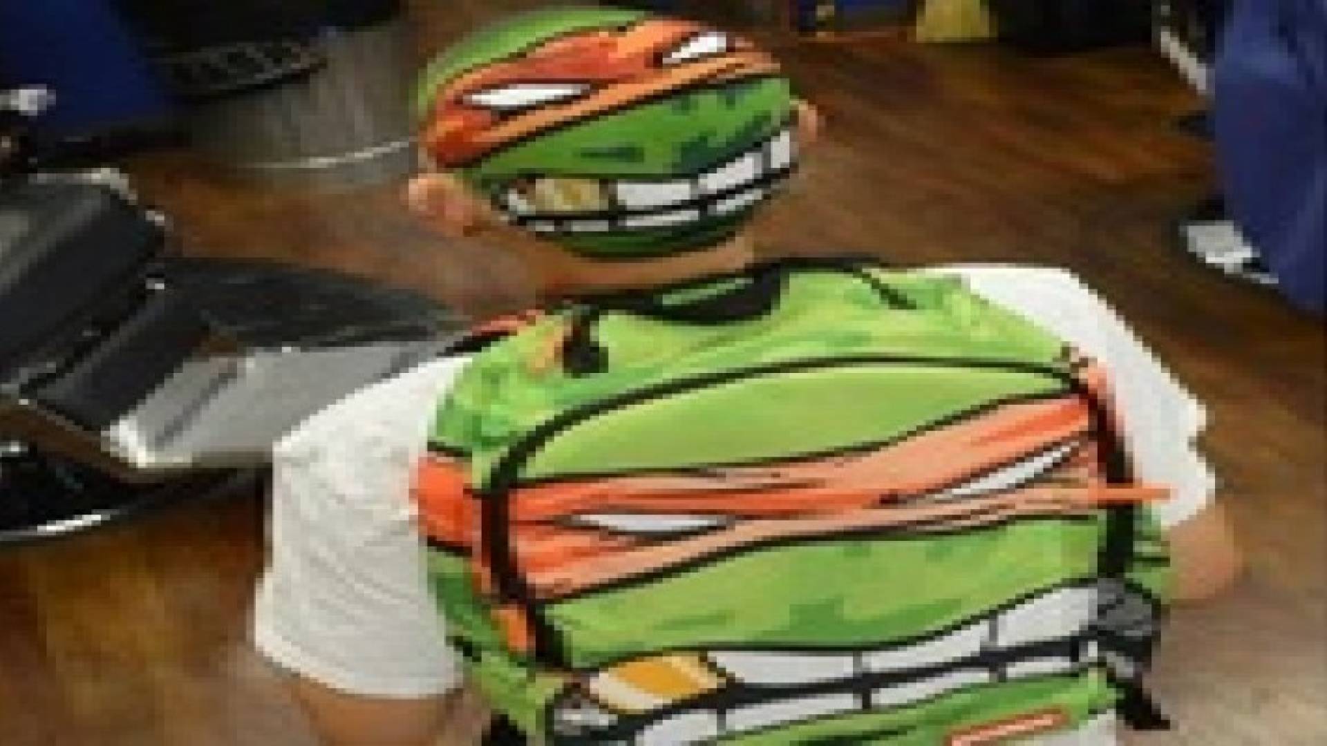 حلاق يرسم لوحات فنية على رؤوس الزبائن بالمقص والمشط .. صور