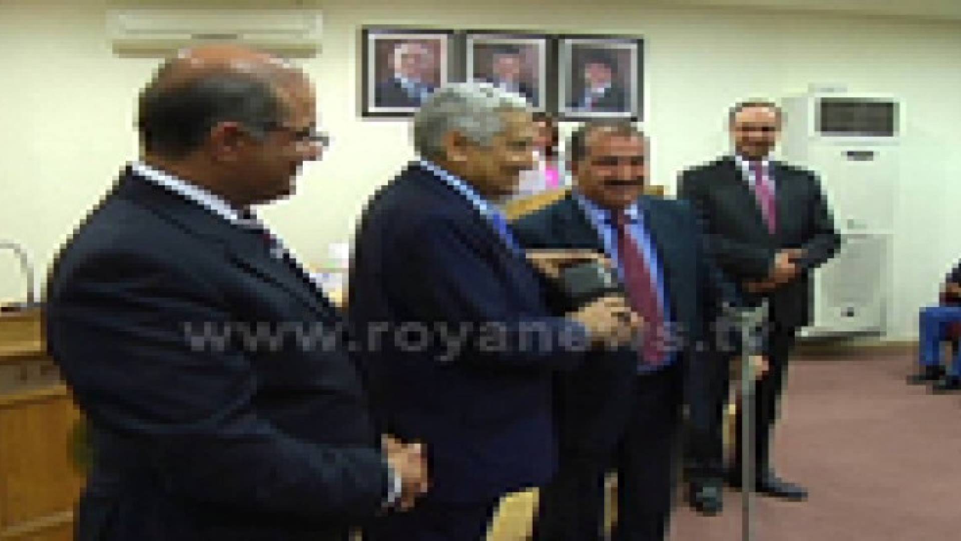 النسور يمازح الصحفيين : جوائز التكريم معفاة من الضريبة .. صور
