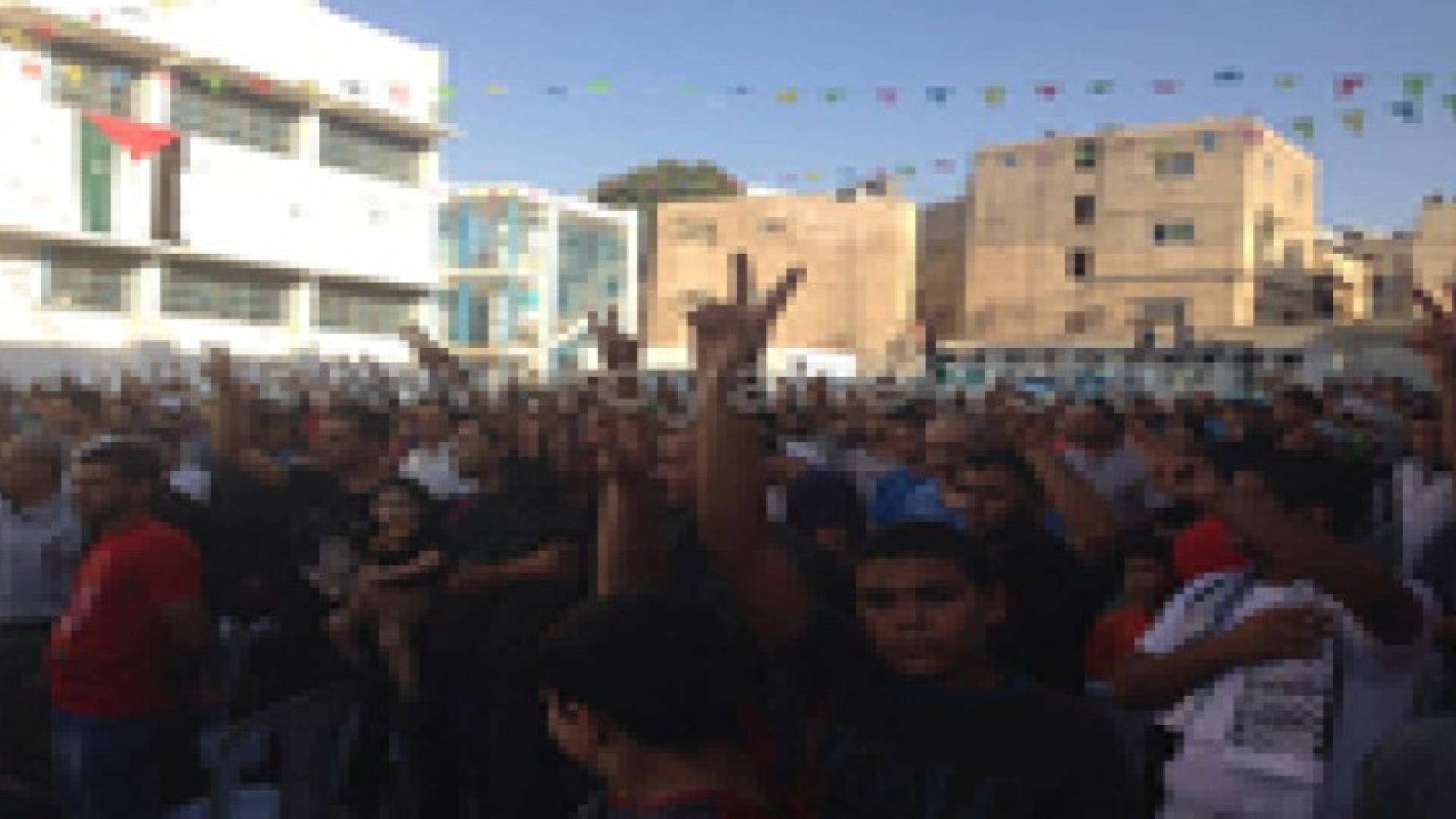 بالصور : المئات يهتفون للمقاومة في مخيم النصر