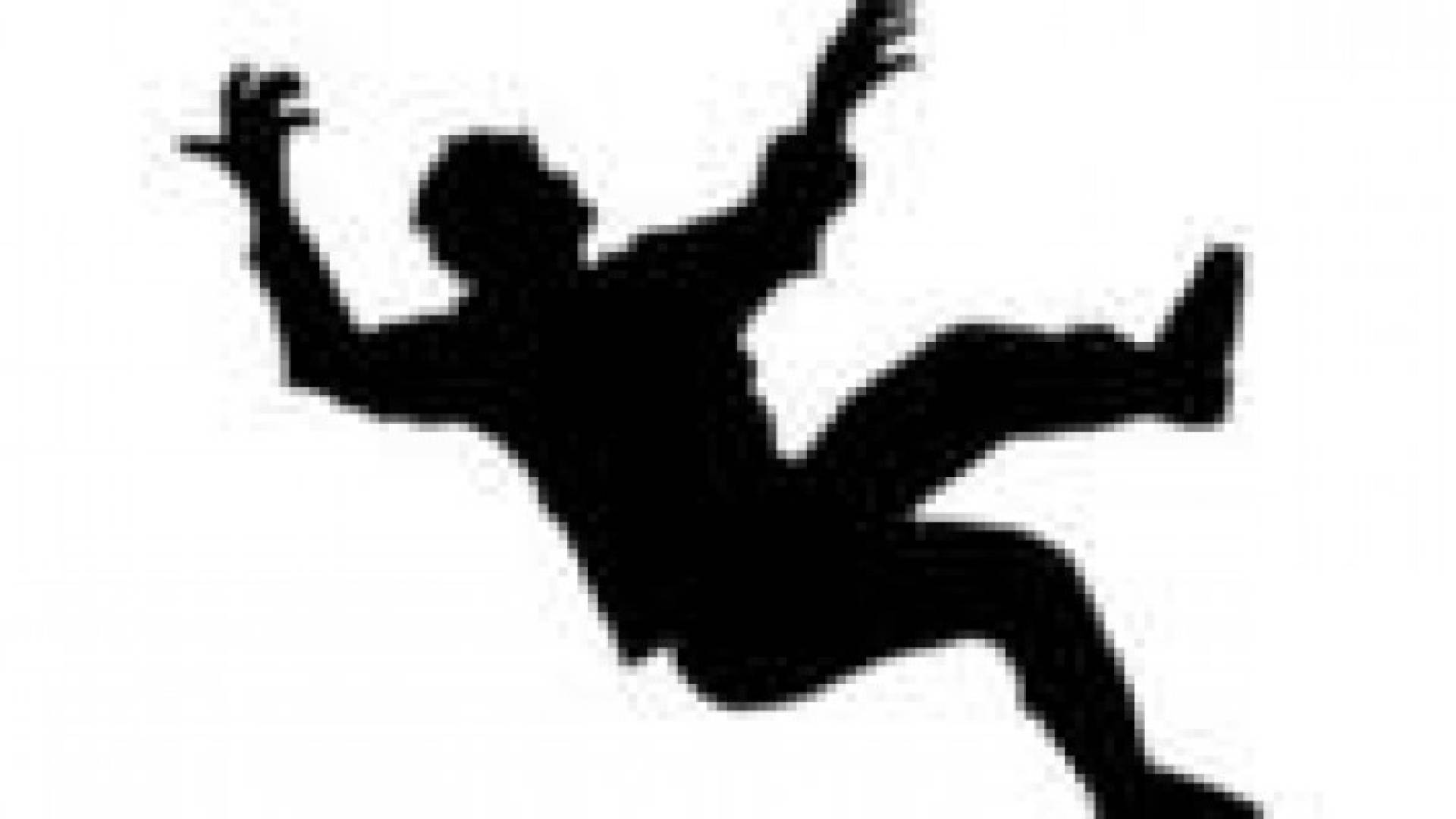 إصابة عامل اثر حادث سقوط في معان