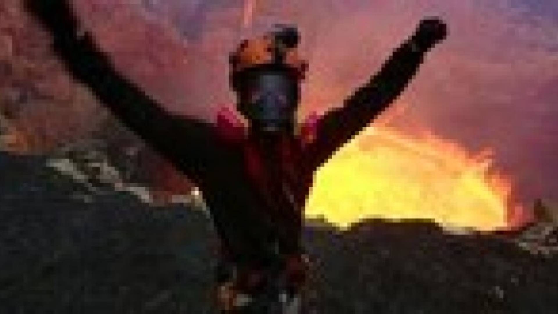 مغامران يقتحمان أحد أخطر براكين العالم.. فيديو