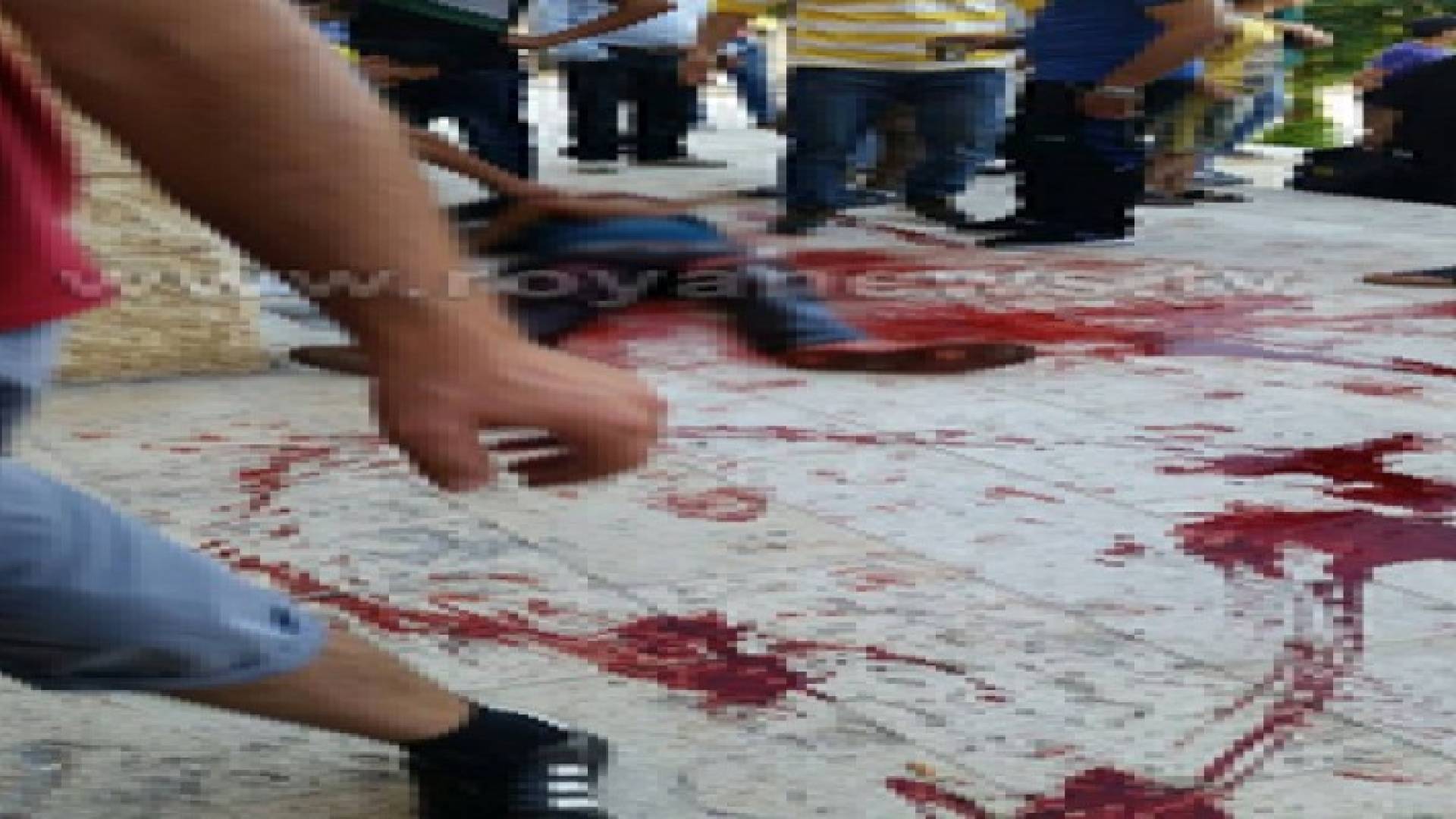 بالصور : طعن شاب في منطقة الأشرفية