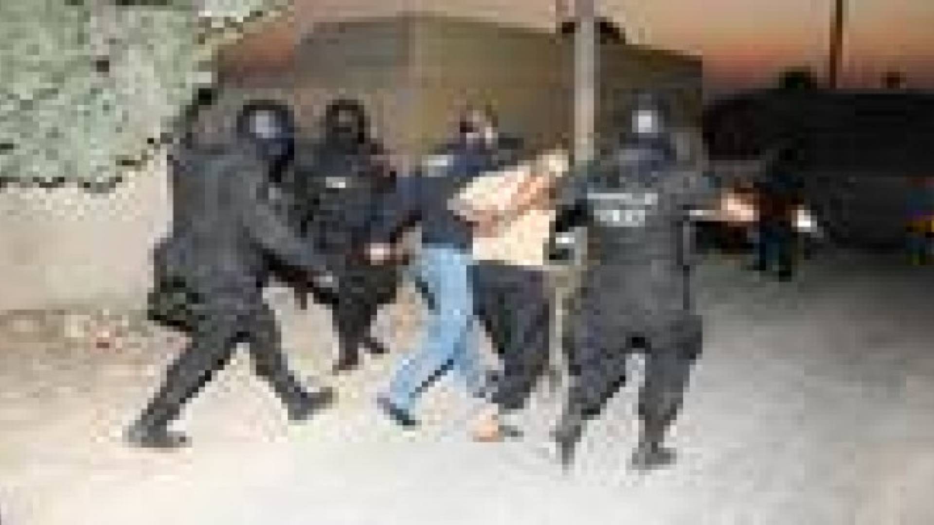 ضبط أسلحة وأجهزة اتصال في مداهمة أمنية بالزرقاء