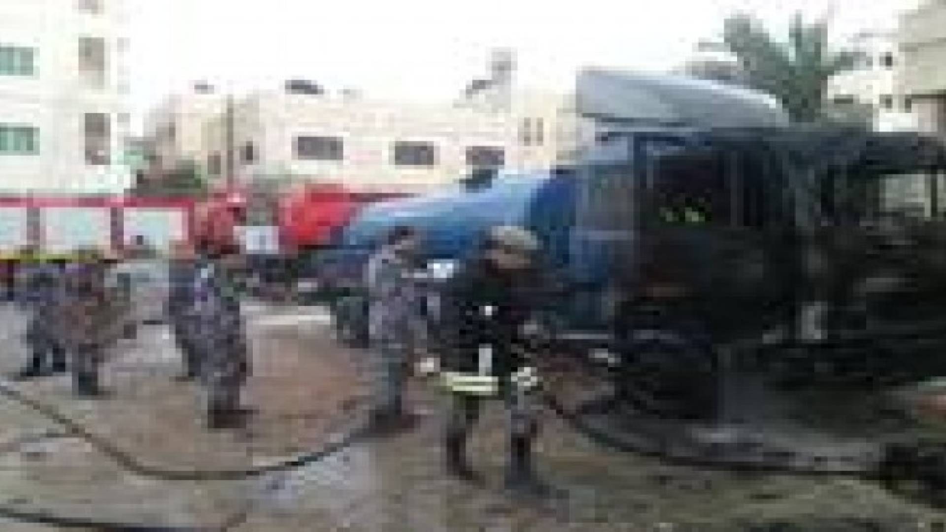 اخماد حريق في صهريج ماء بماركا