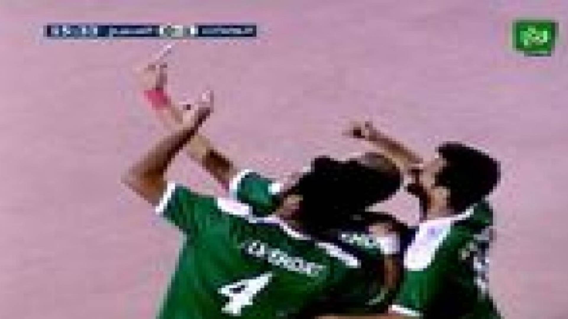 زعترة لاعب الوحدات يلتقط سيلفي بعد تسجيله هدف