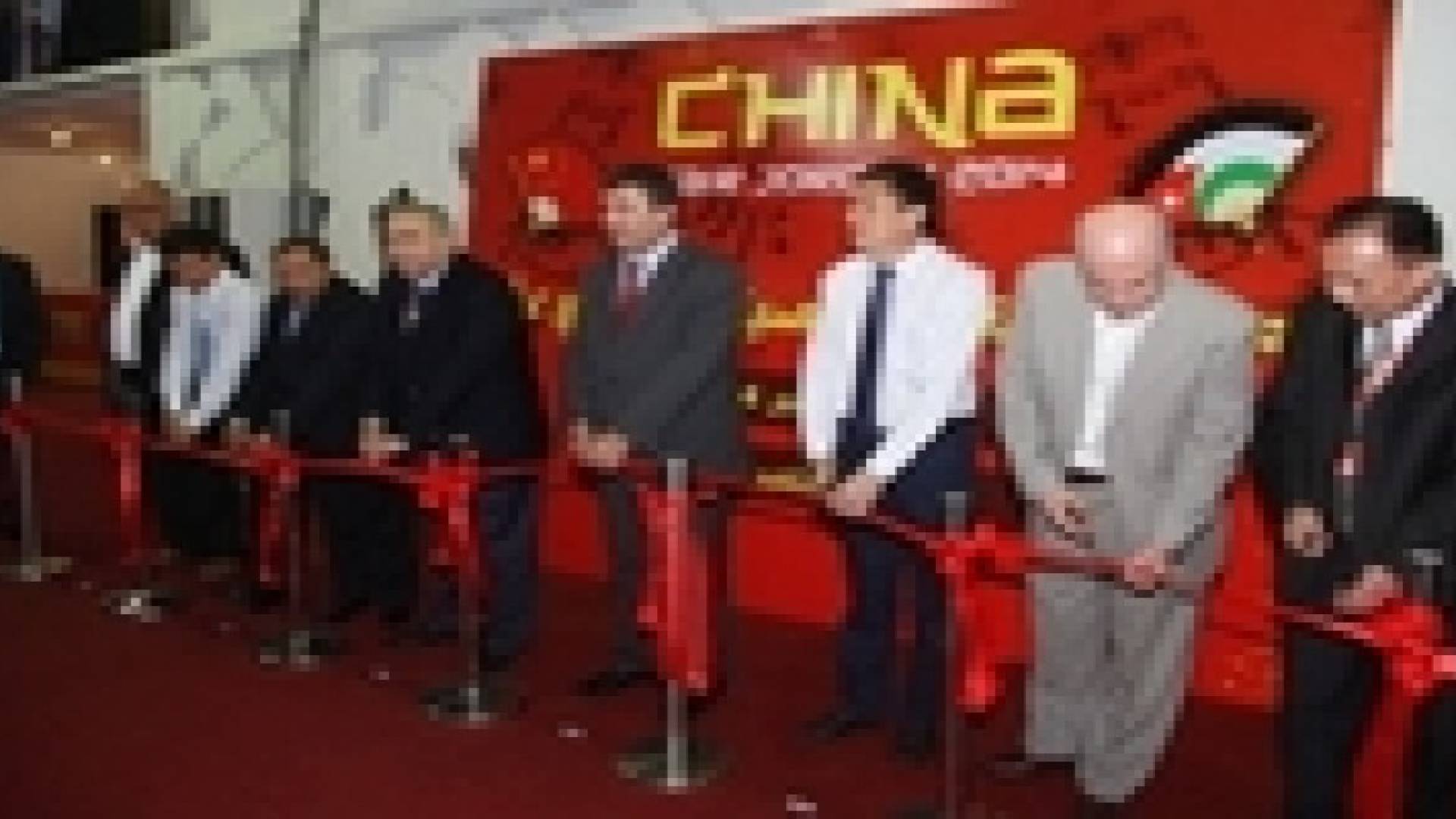 القطامين يفتتح القسم الثاني من معرض المنتجات الصينية