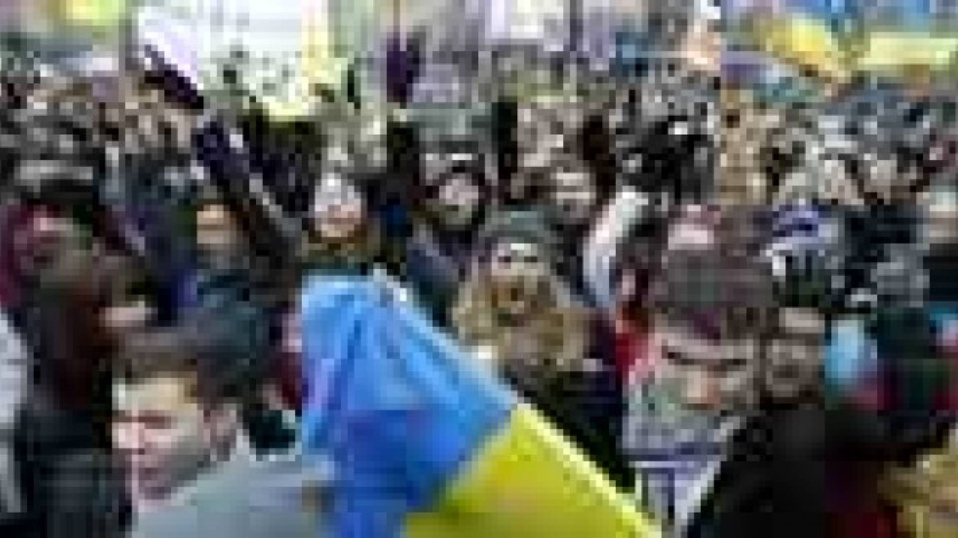 أوكرانيا: متظاهرون يلقون نائبا برلمانيا في حاوية للقمامة..فيديو