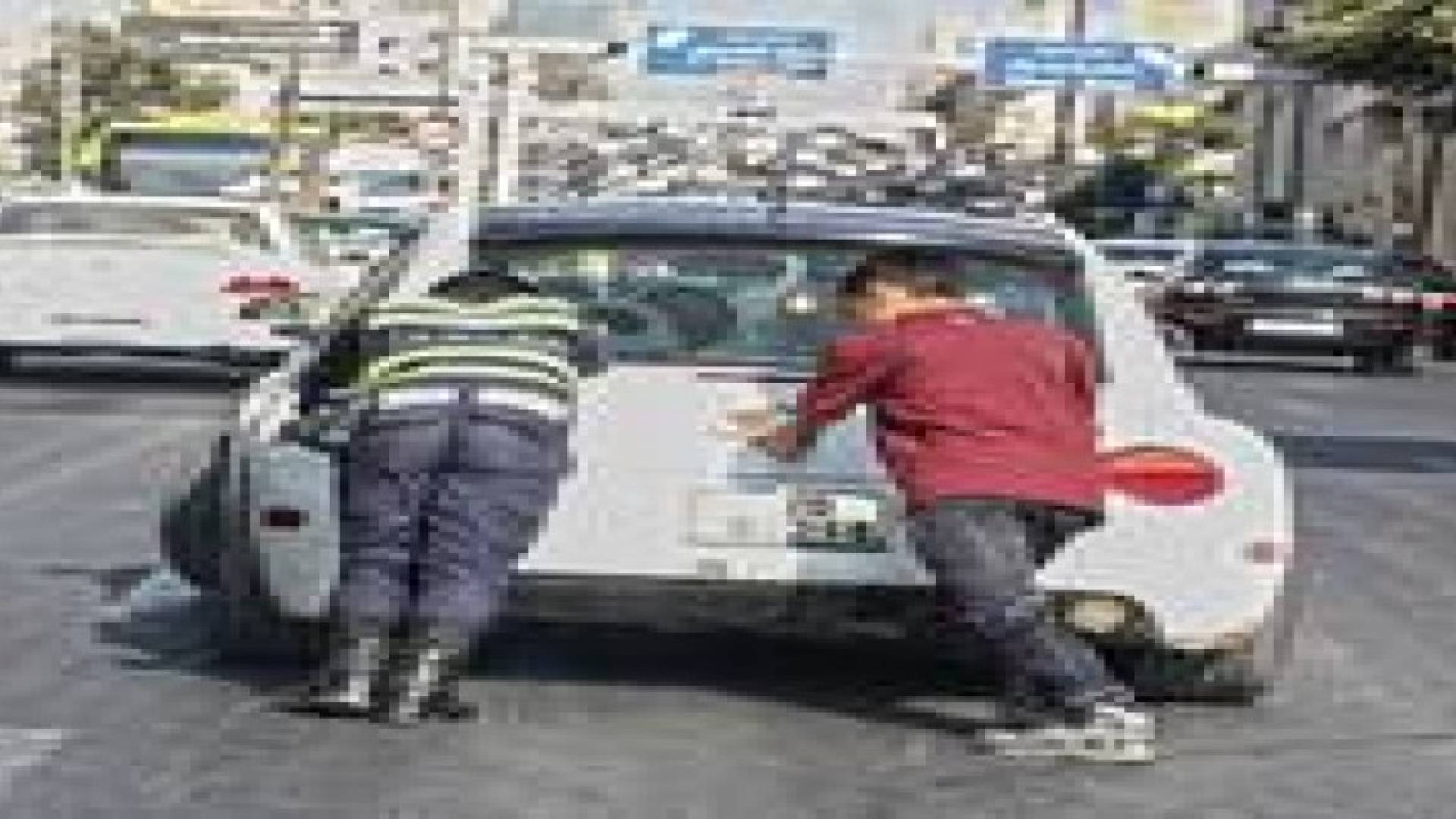 مواطنون يساعدون شرطي في حل أزمة سير بالدوار السابع .. صور