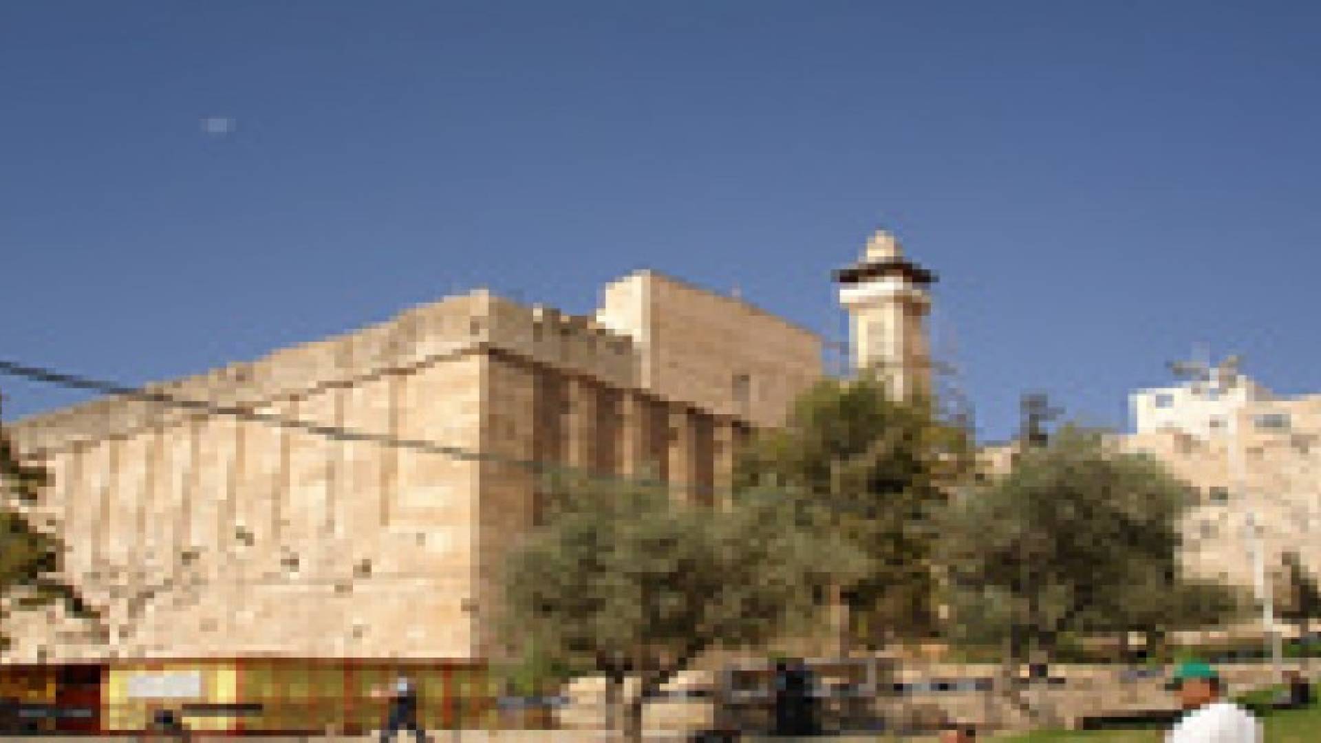 الاحتلال الاسرائيلي يستهدف الحرم الابراهيمي في الخليل