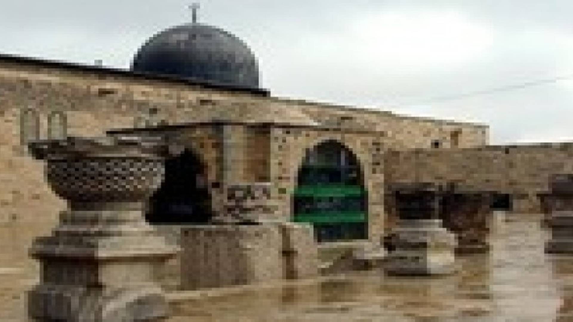 نساء يحرسن المسجد الأقصى لأول مرة في تاريخه