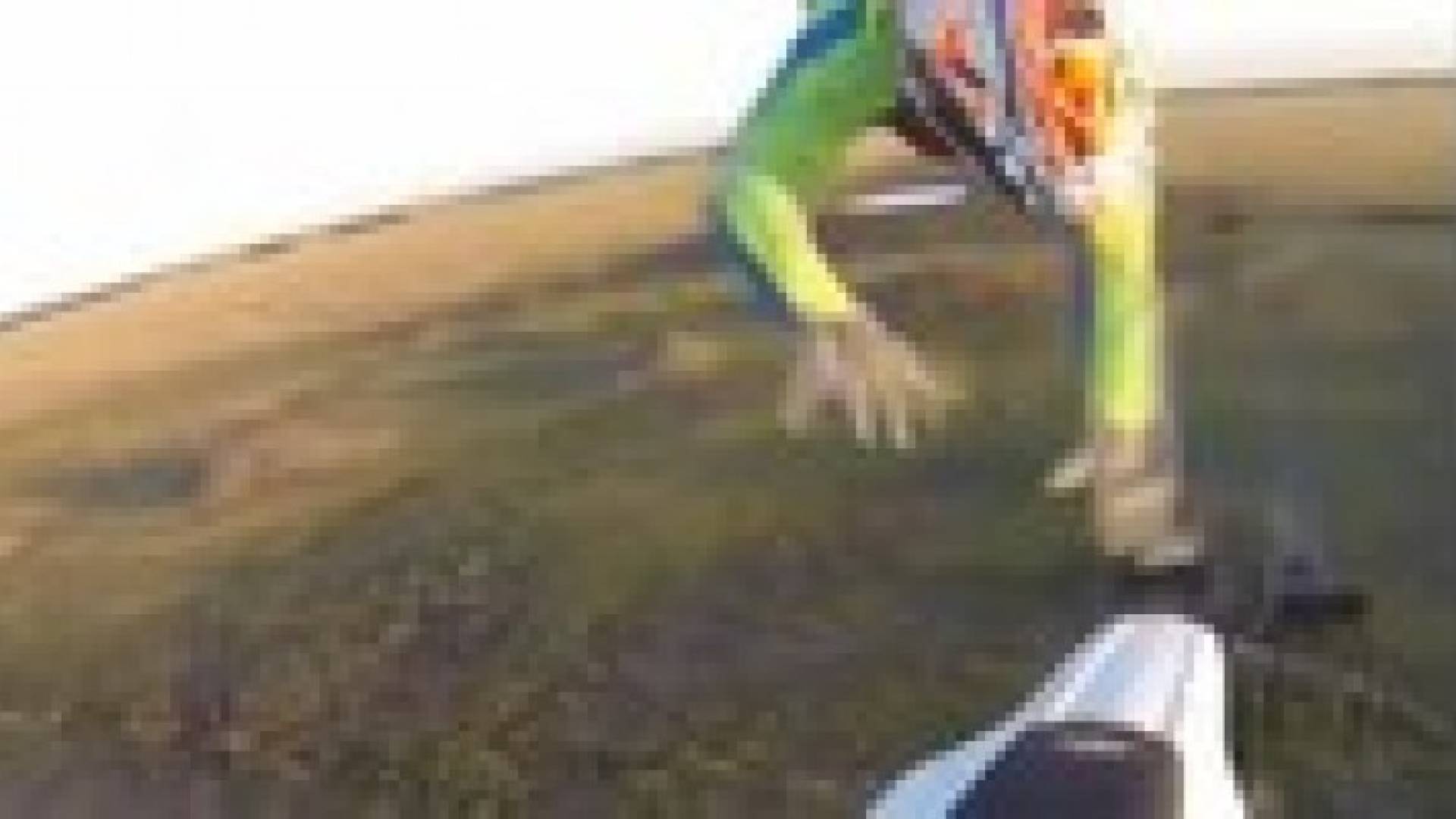 بالفيديو.. دراجته تخلت عنه في لحظة حرجة