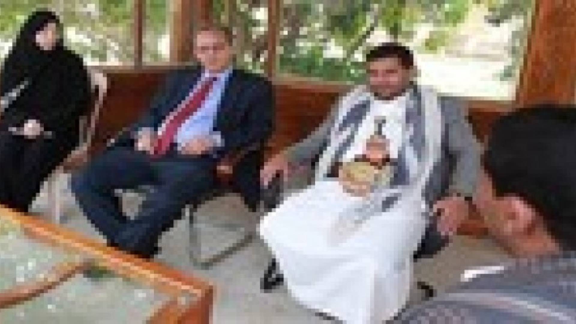 صحيفة: إيران وعمان تضغطان على الحوثيين للاتفاق مع حكومة اليمن