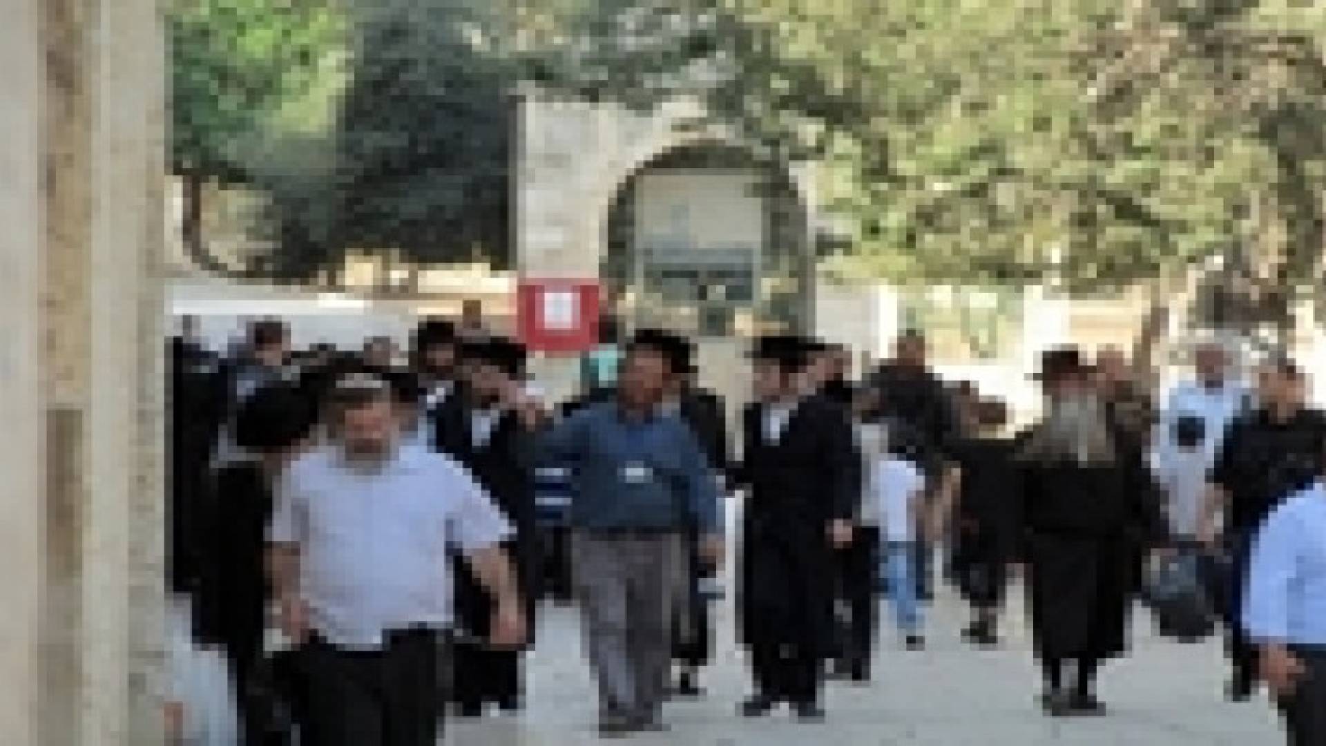 مستوطنون ومجندات يقتحمون الأقصى ومنع دخول النساء