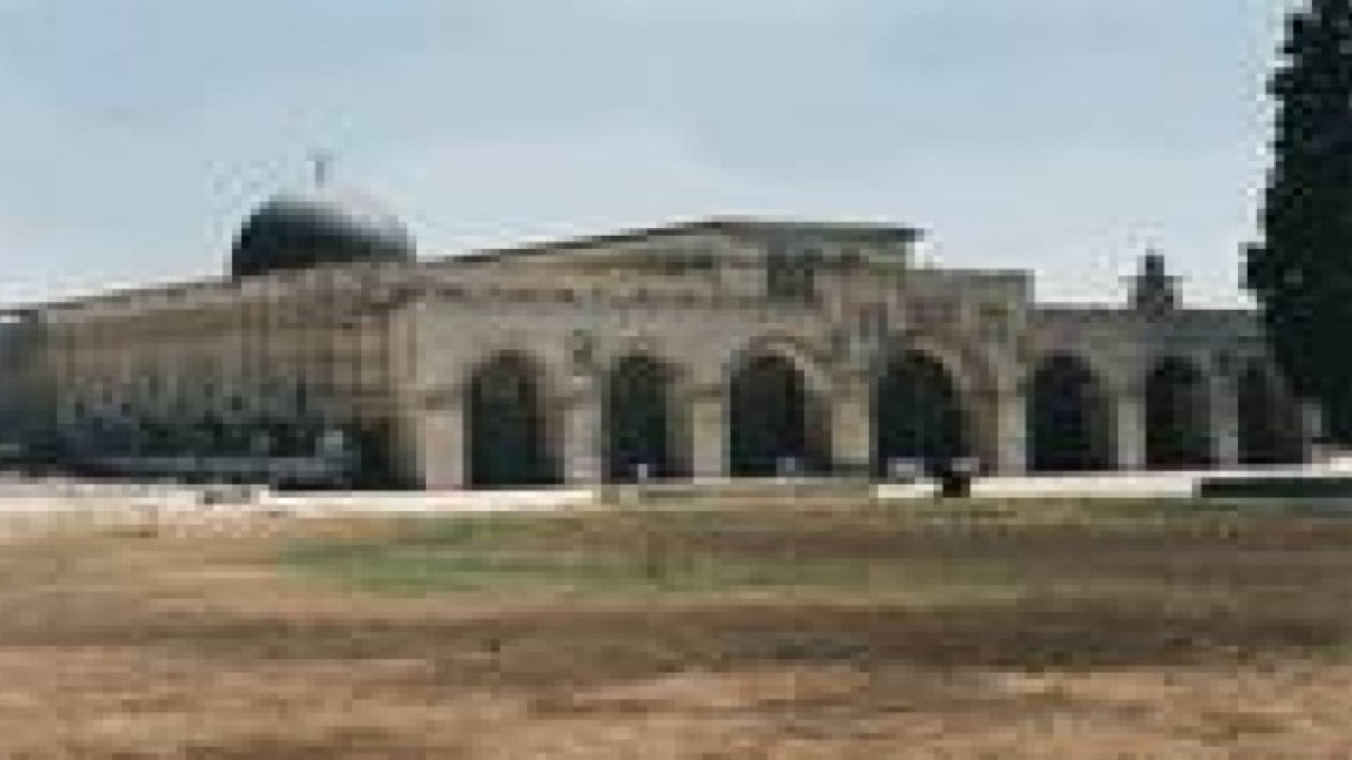 الاحتلال يفرض قيودا على دخول المصلين الى الأقصى