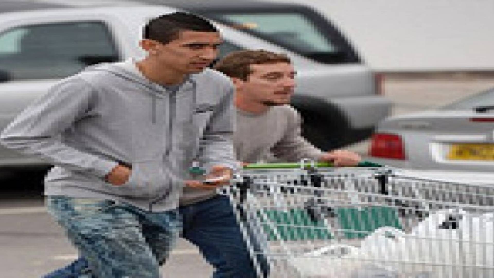 بالصور.. دي ماريا حائر في التعامل مع الصراف الآلي