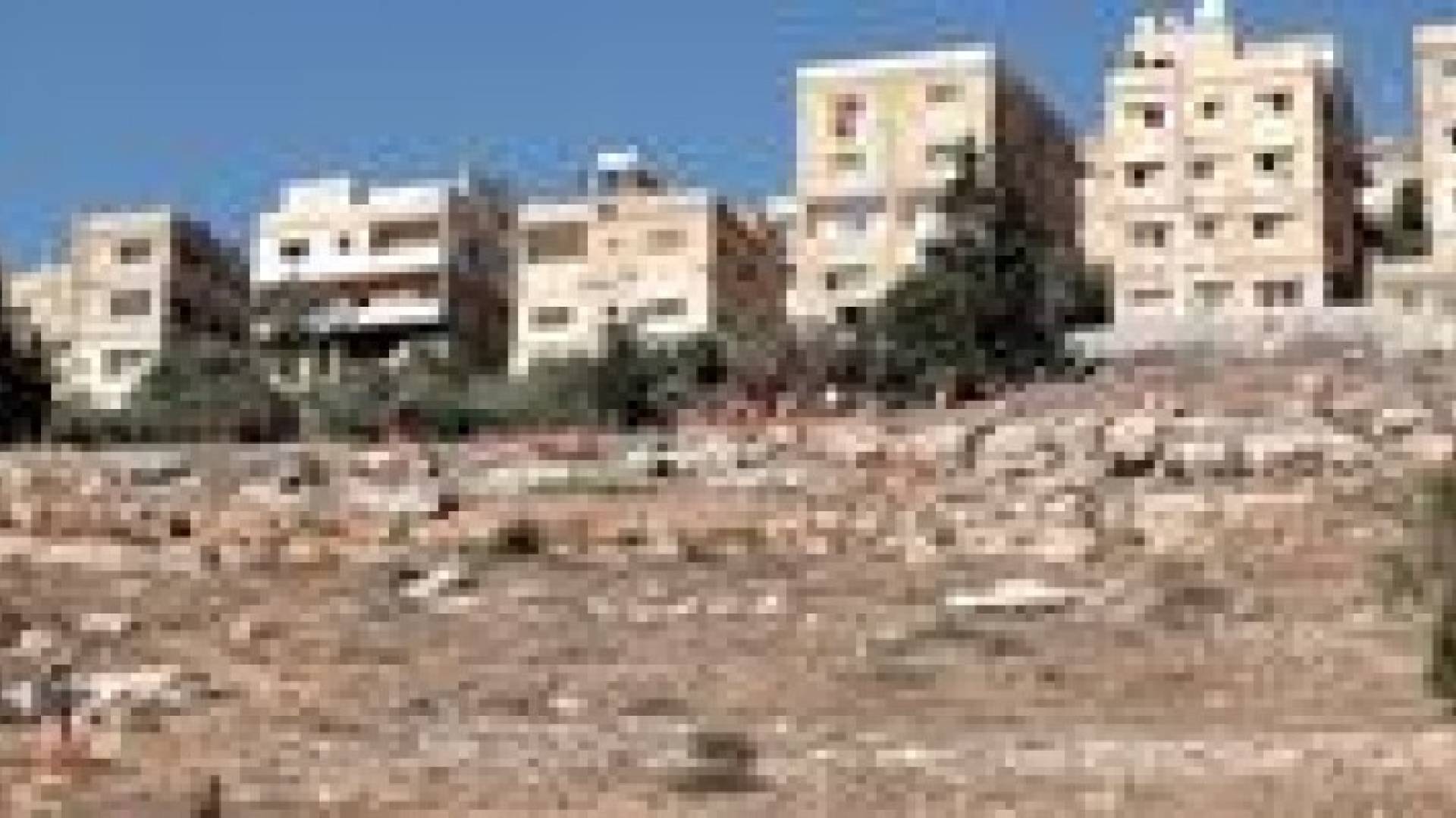 الأمانة تواصل حملتها لتنظيف المنحدرات وسفوح الجبال في عمان