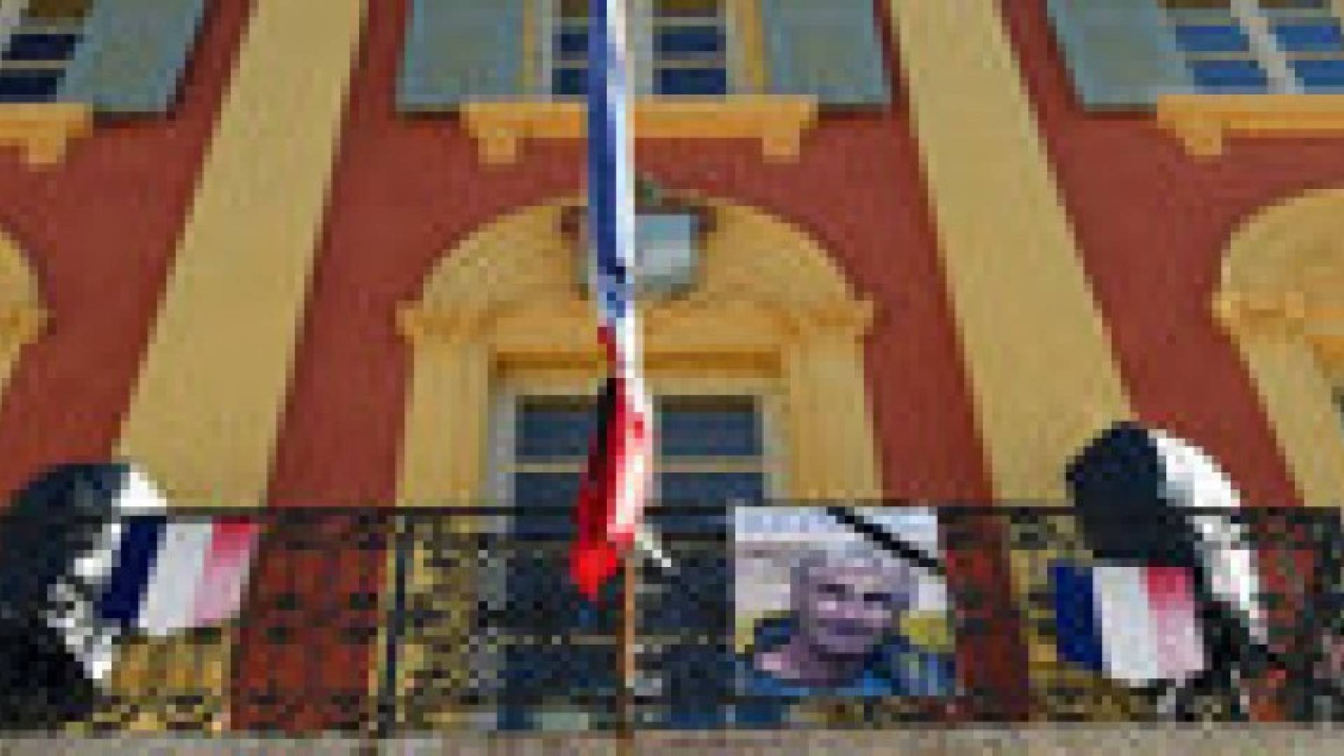 فرنسا تنكس أعلامها حدادا على ذبح غوردال بالجزائر وتقصف مواقع "داعش" بالعراق
