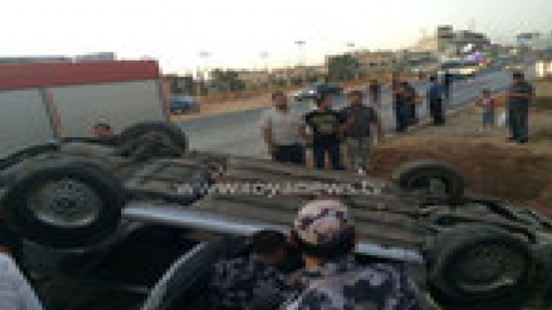 3 اصابات اثر اصطدام 3 مركبات على  اوتستراد الزرقاء.. صور