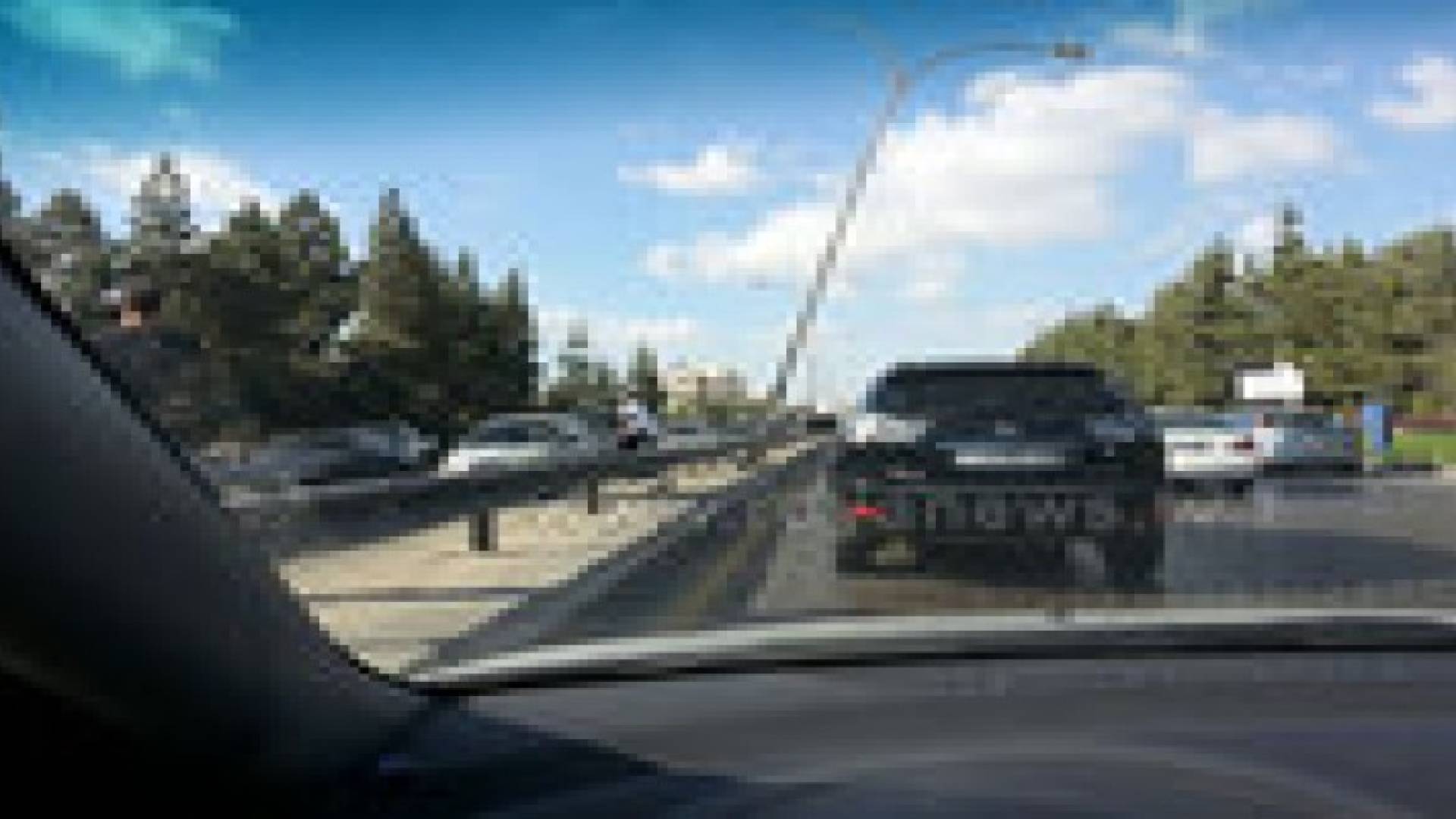 بالصور : تدهور سيارة قرب الدوار السابع واصابة مواطن على طريق المطار