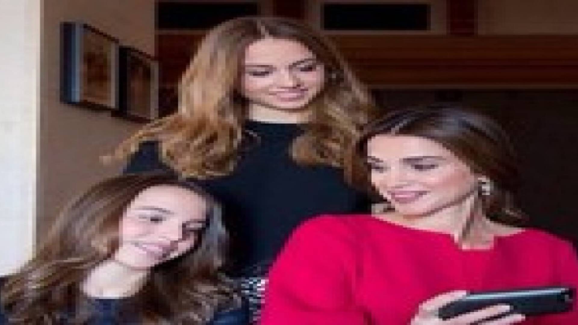 الملكة تهنىء الأميرتين سلمى وايمان بعيد ميلادهما .. صورة