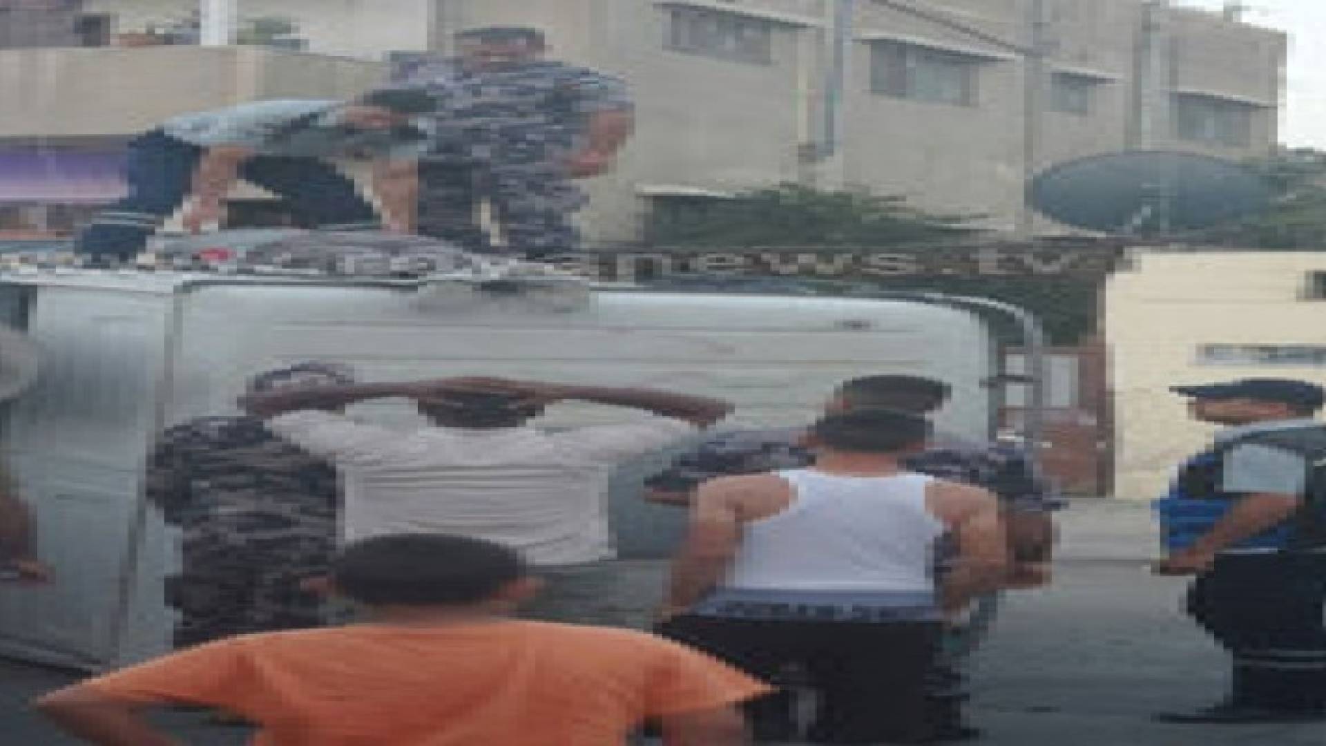 بالصور : اصابة مواطن اثر تدهور شاحنة نقل اسمنت جاهز