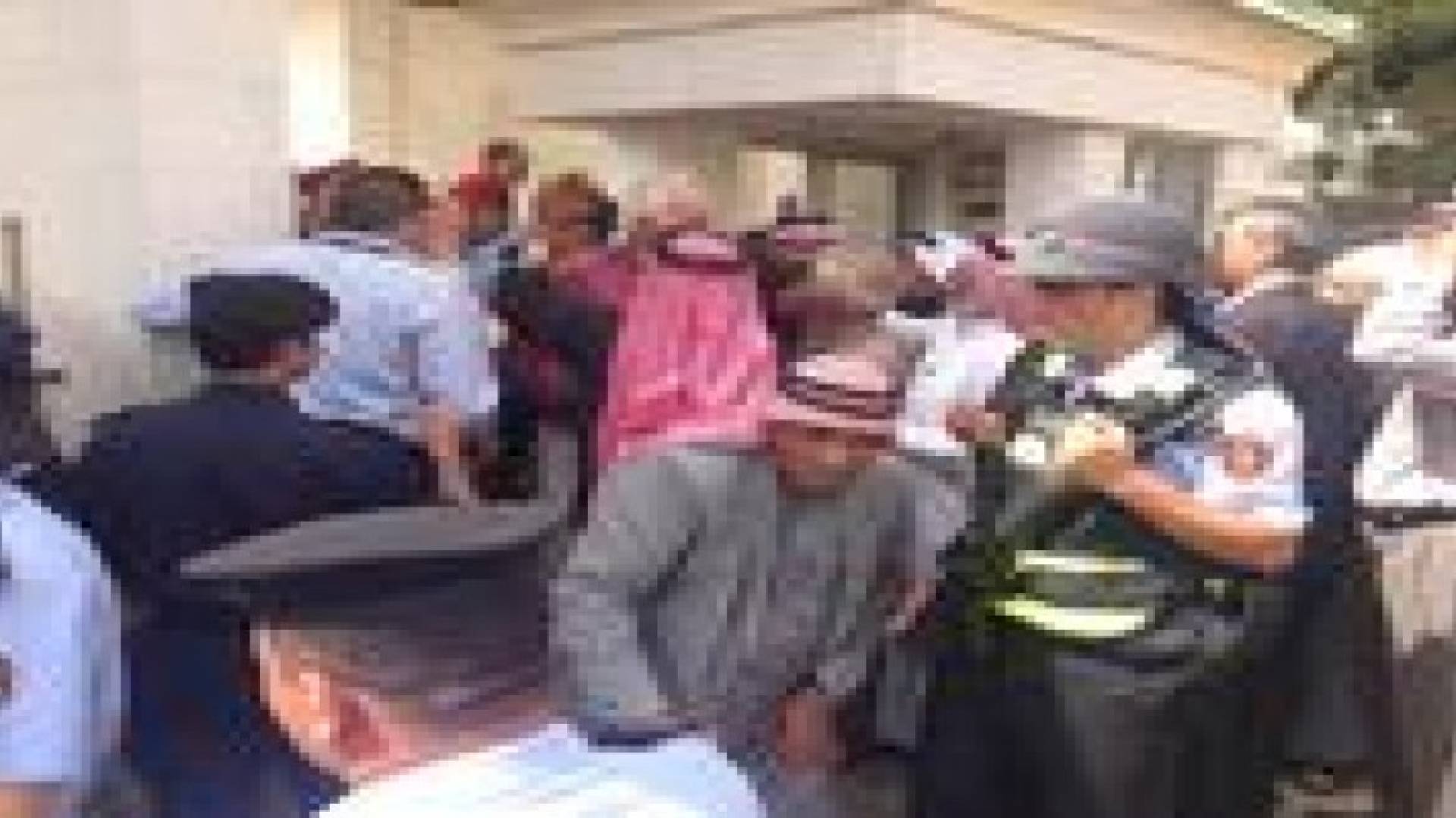 بالصور : عمال الفوسفات يحاولون اقتحام مجلس النواب