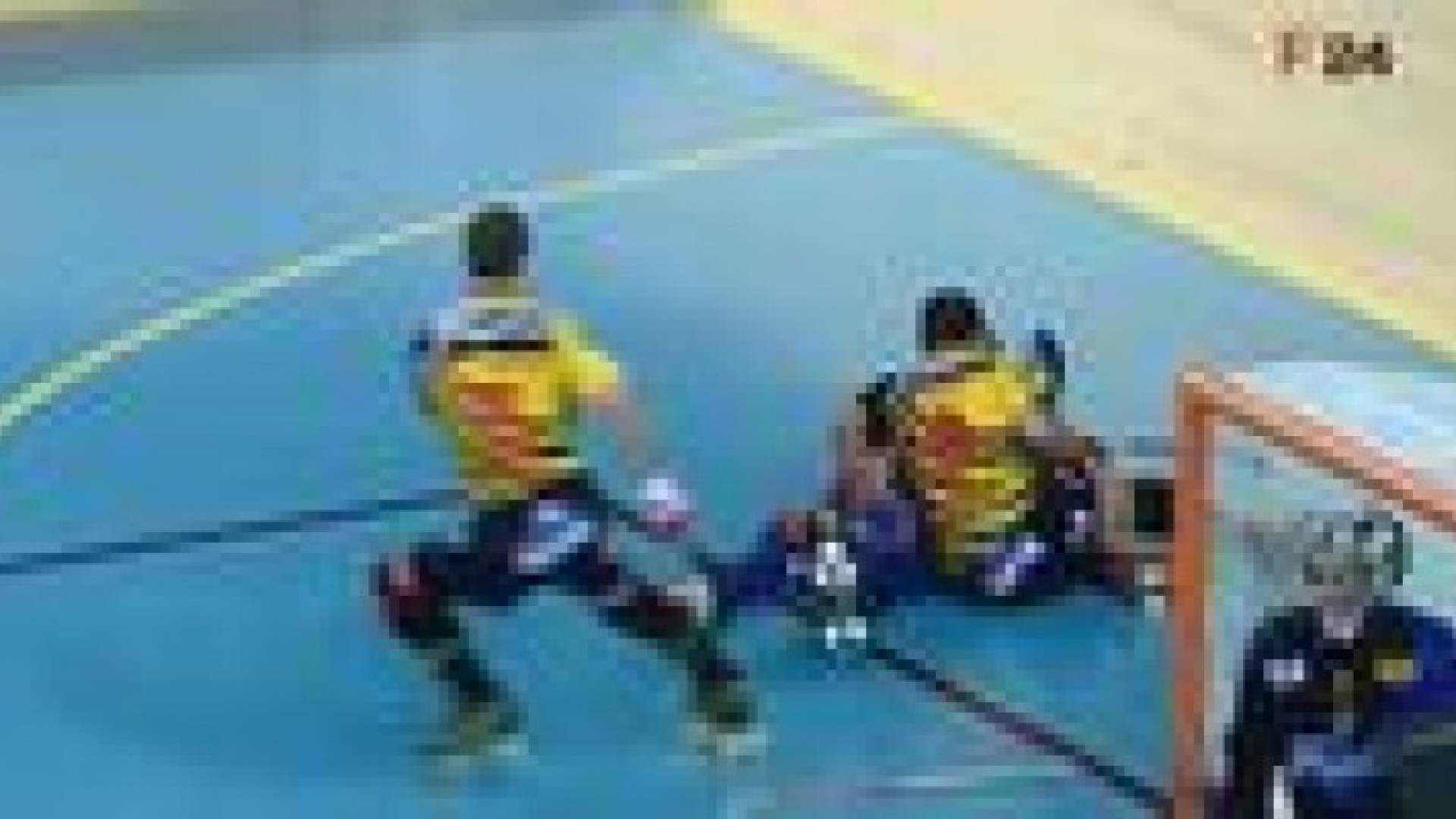 لاعب هوكي جليد يعض منافسه على طريقة سواريز.. فيديو