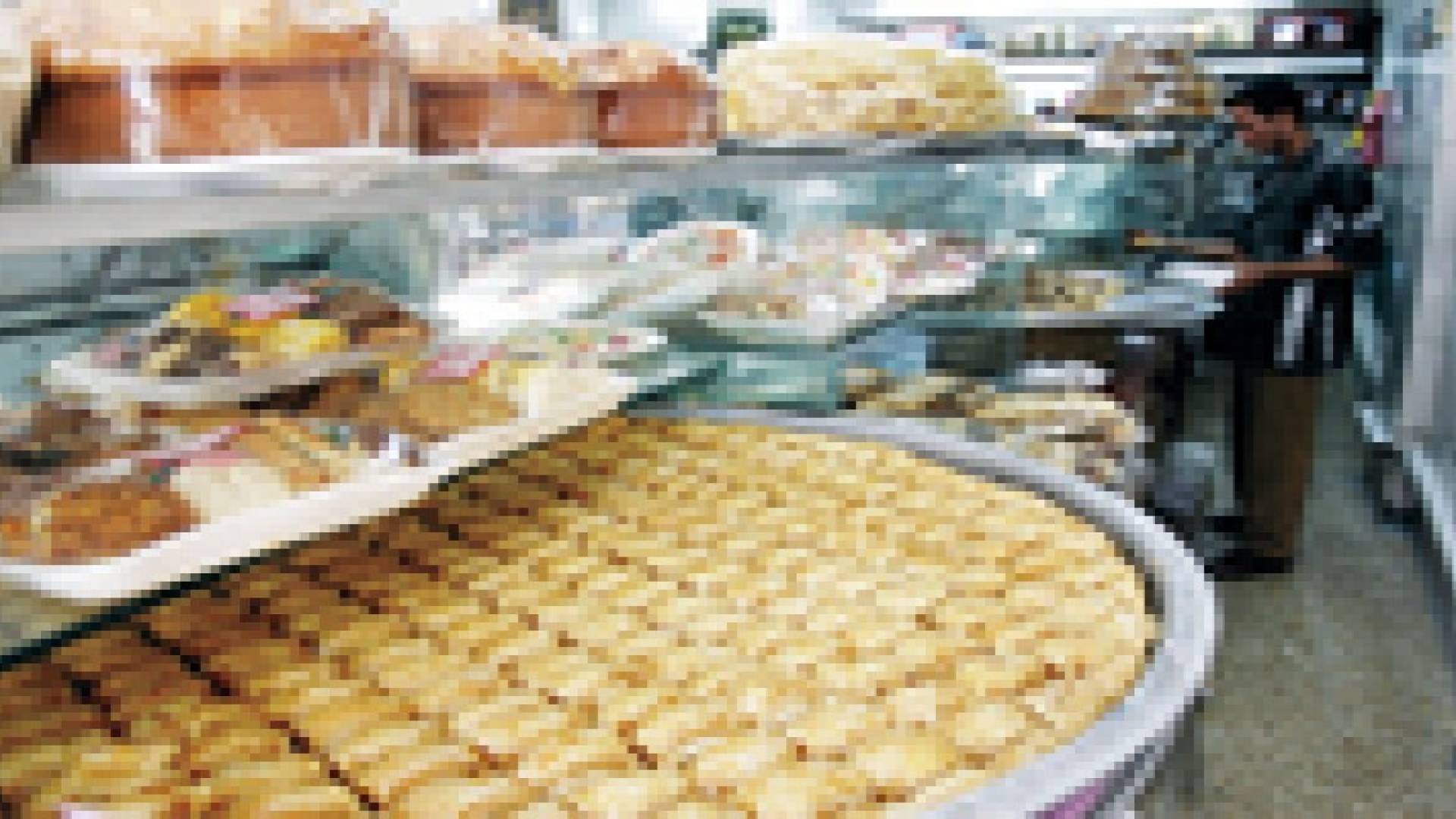 انخفاض الطلب على الحلويات إلى النصف فترة العيد
