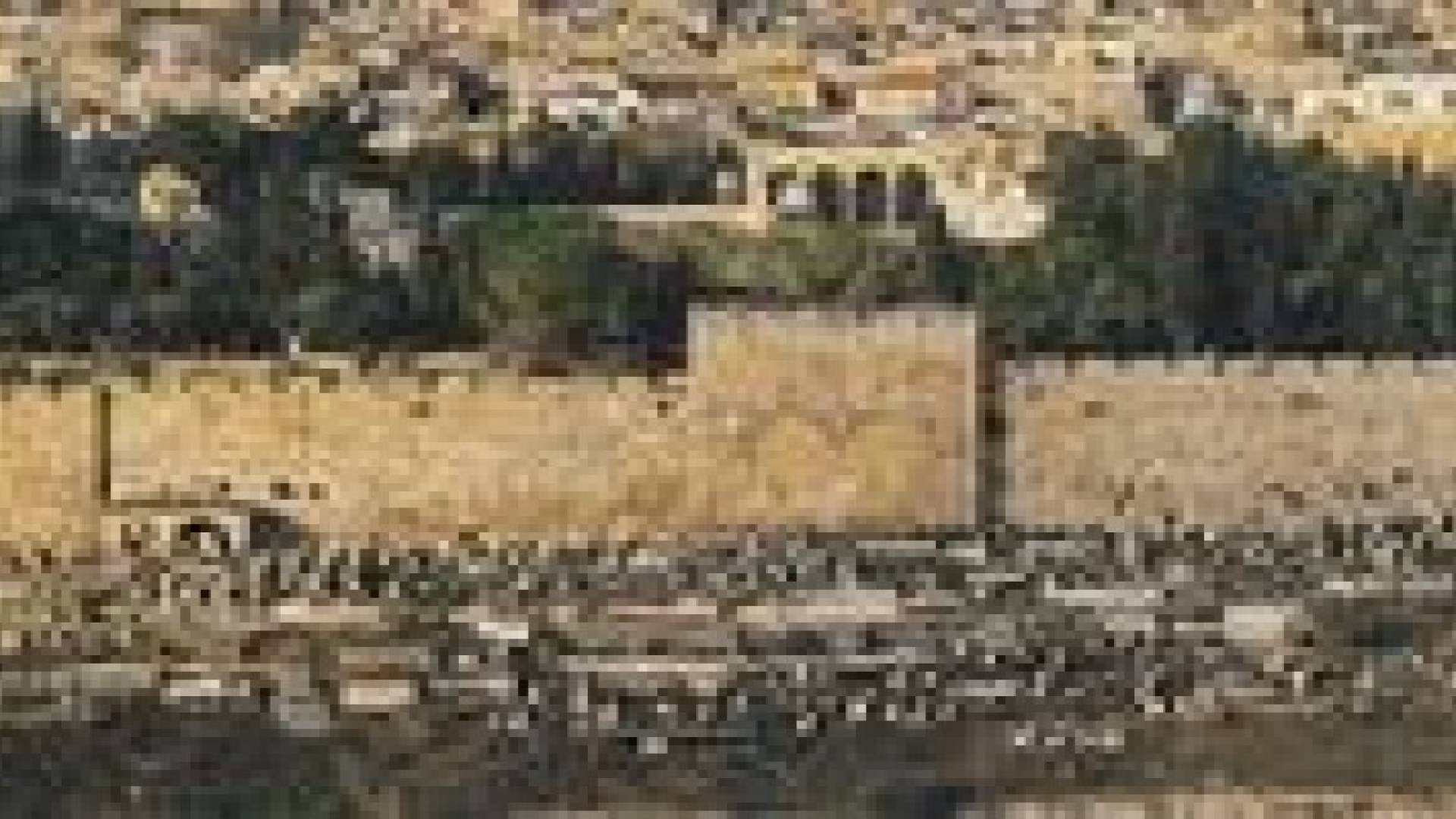 الاحتلال ينبش أحد القبور الاسلامية في مقبرة باب الرحمة