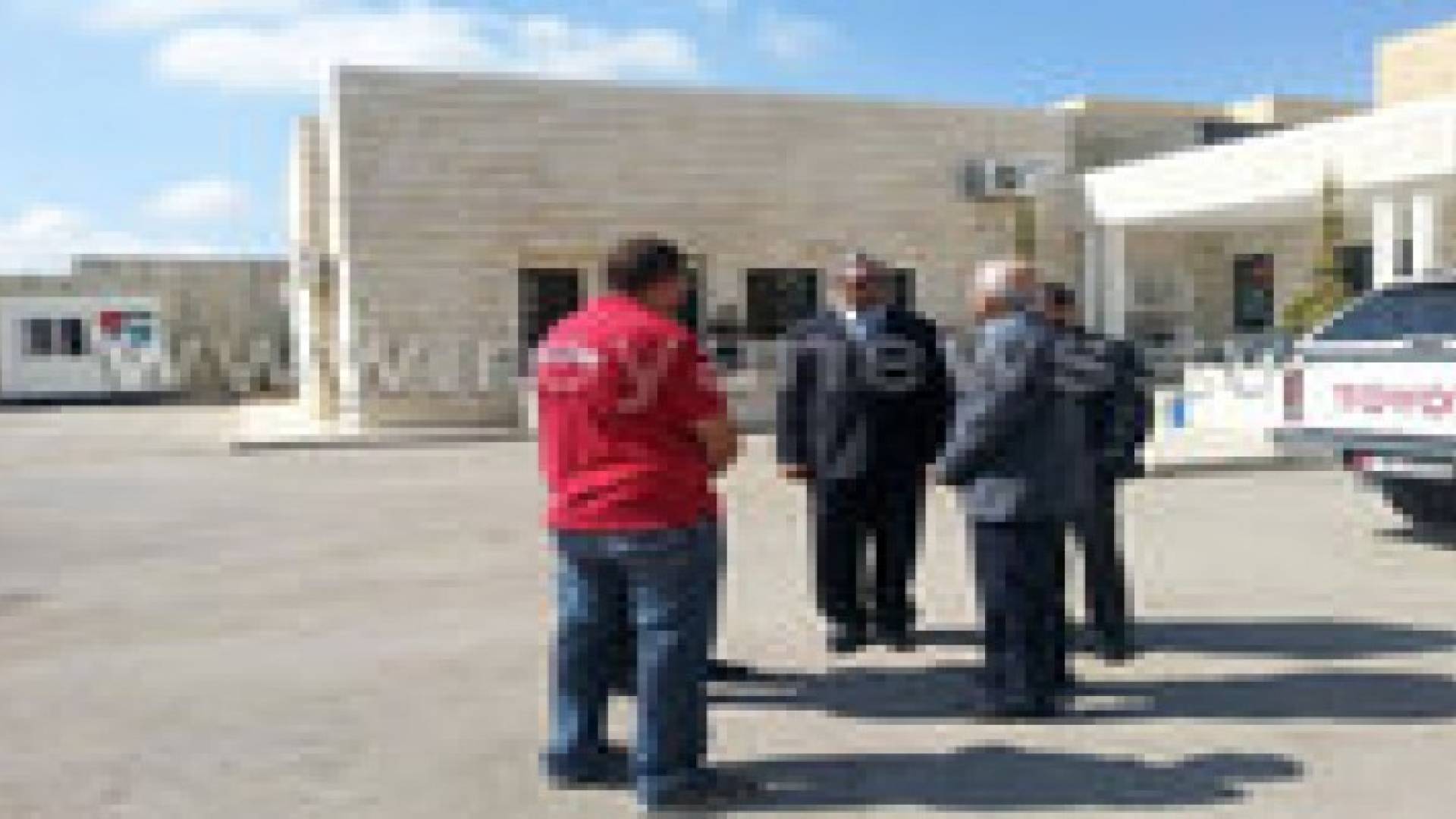 الهيئة الخيرية والمركز الاسلامي يوزعان كرفانات لإسكان لاجئي العراق في مرج الحمام
