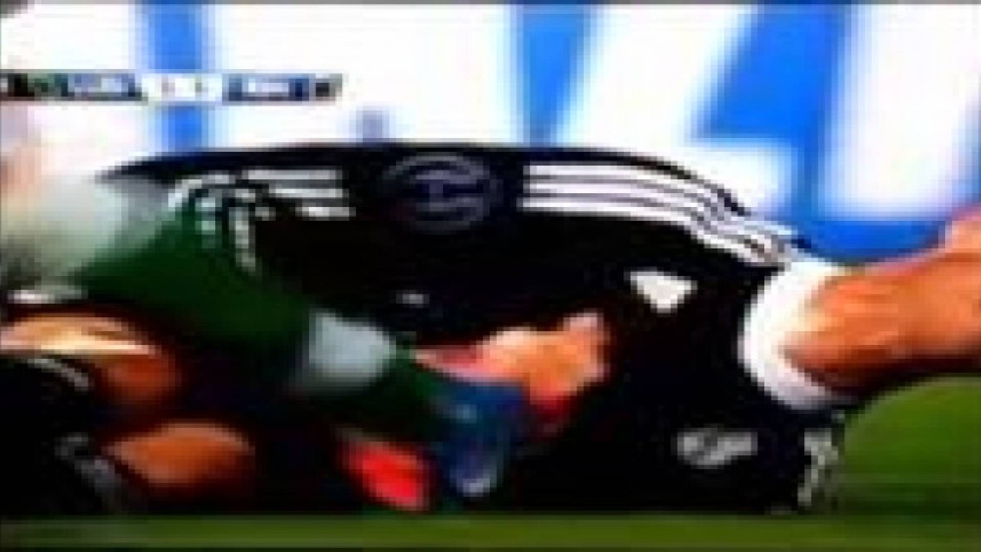 بالفيديو.. رونالدو يضرب لاعبا وسط هتافات "ميسي .. ميسي"