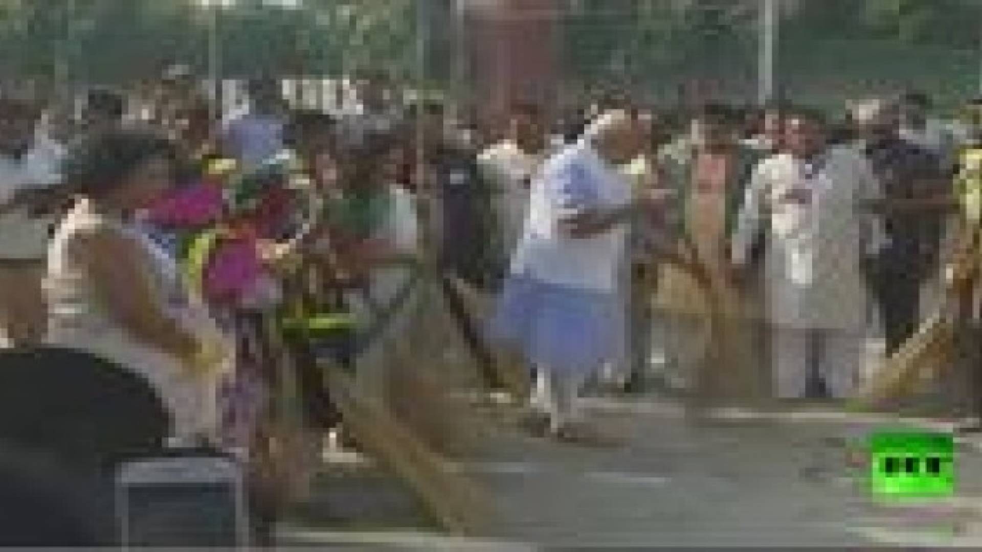 فيديو..رئيس وزراء الهند يشارك في حملة تنظيف الشوارع