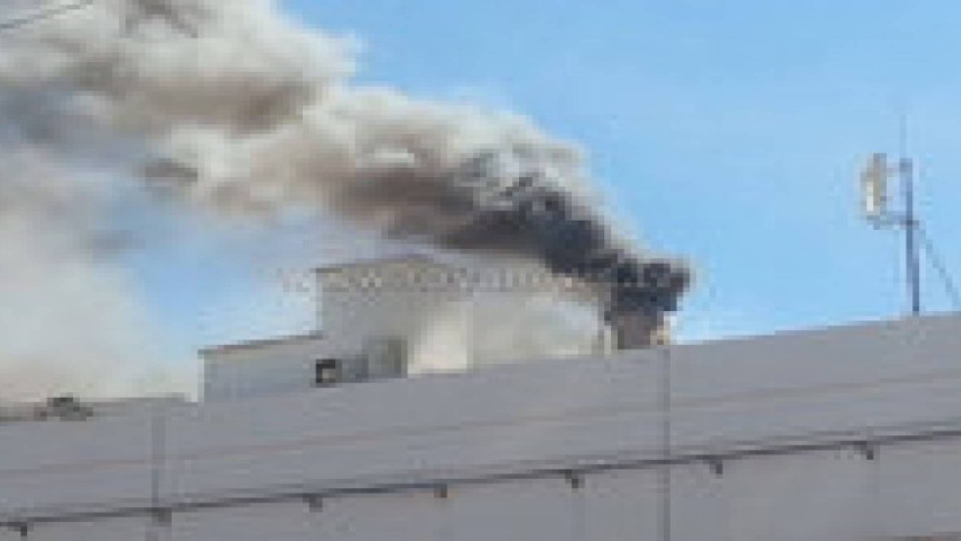 بالصور : دخان كثيف يتصاعد من " مول " غرب عمان