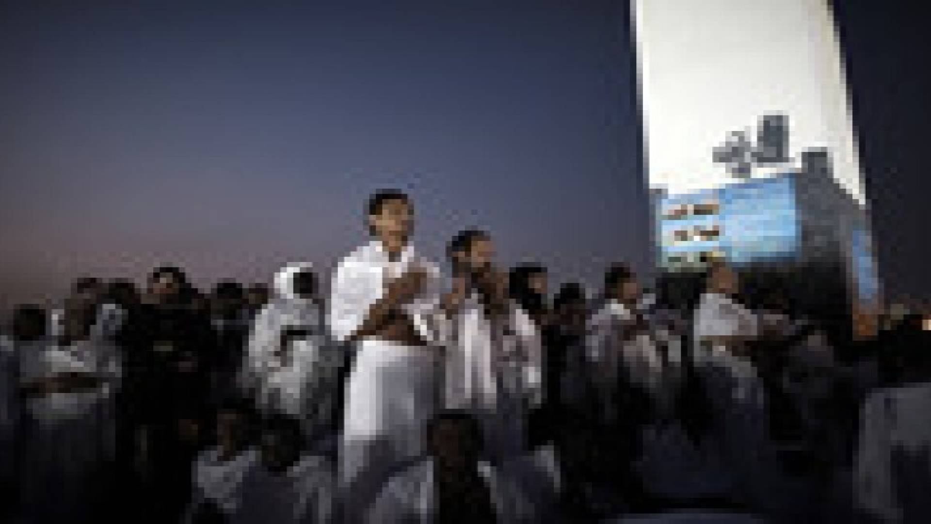 الحجاج يعودون إلى منى لرمي الجمرات