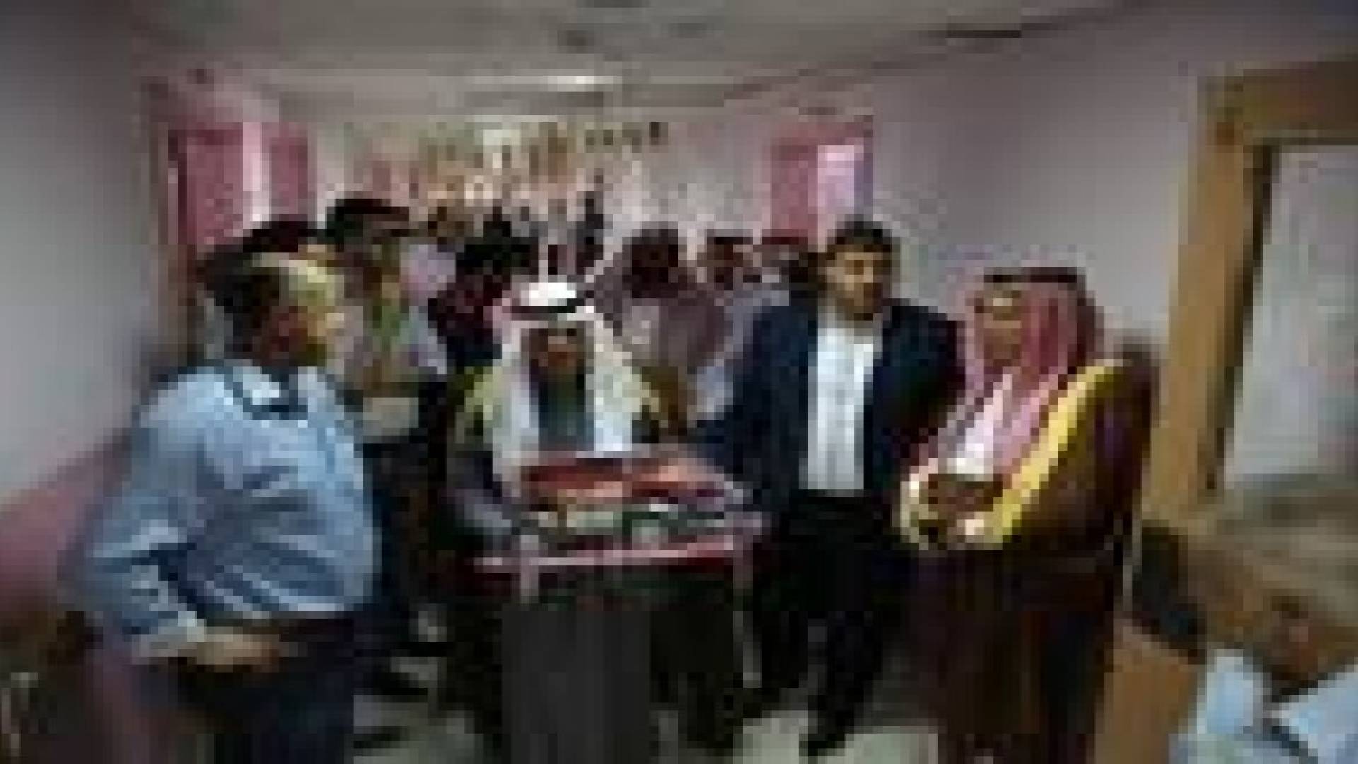 السعود يوزع الألعاب على أطفال البشير