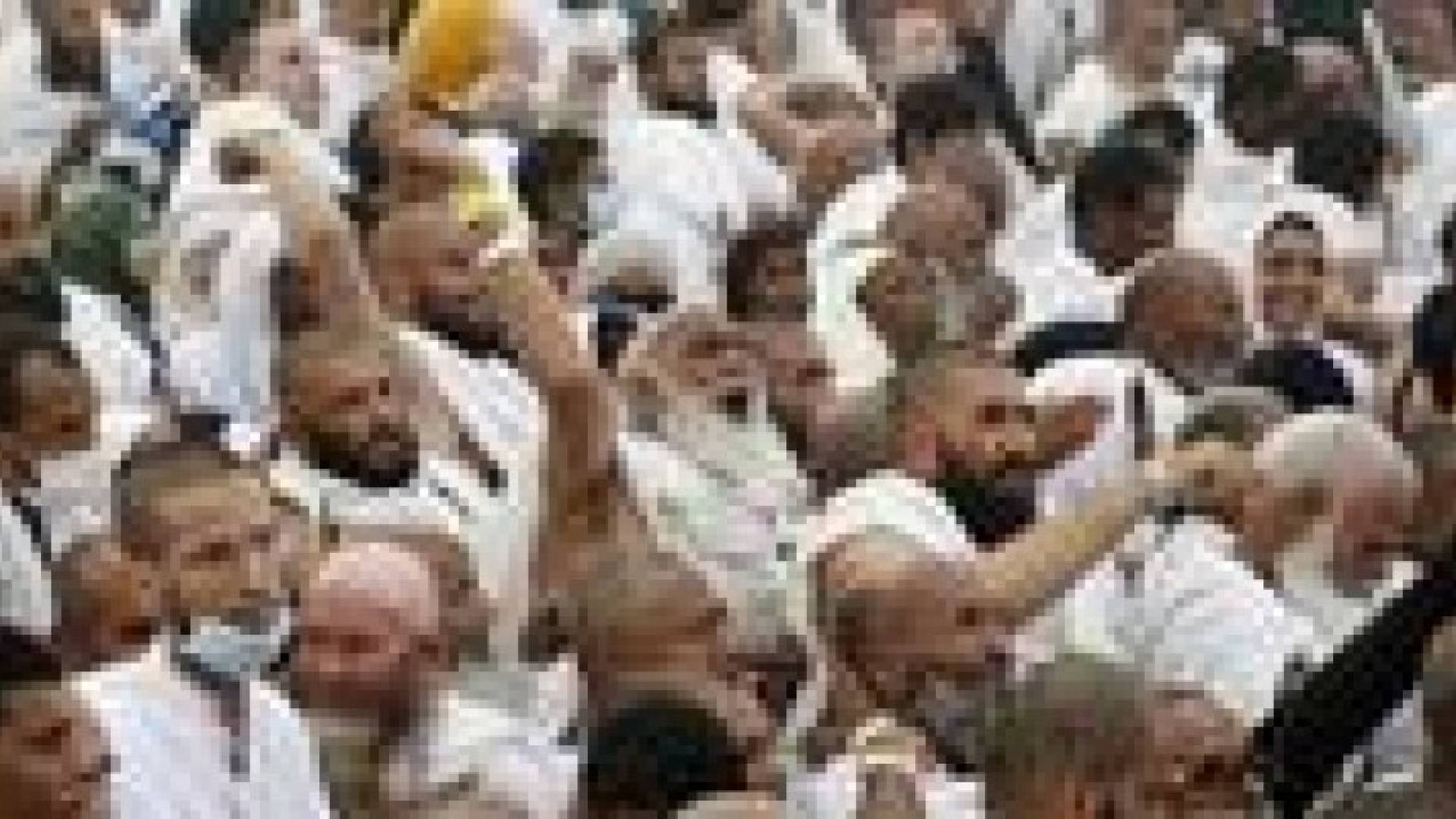 الحجاج يرمون الجمرات الثلاث في أول أيام التشريق