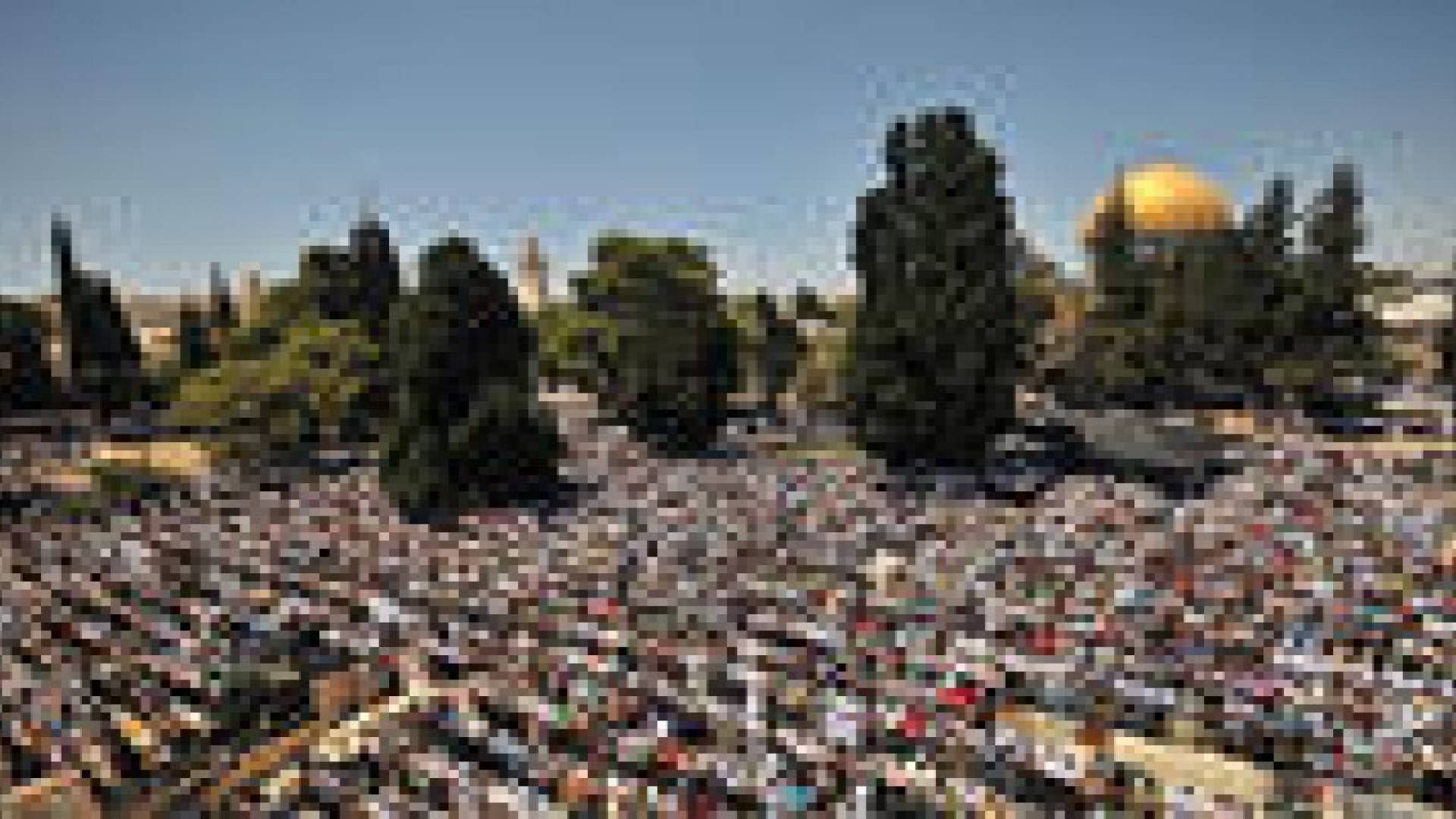 فلسطينيون من غزة يصلون في "الأقصى" لأول مرة منذ 7 سنوات