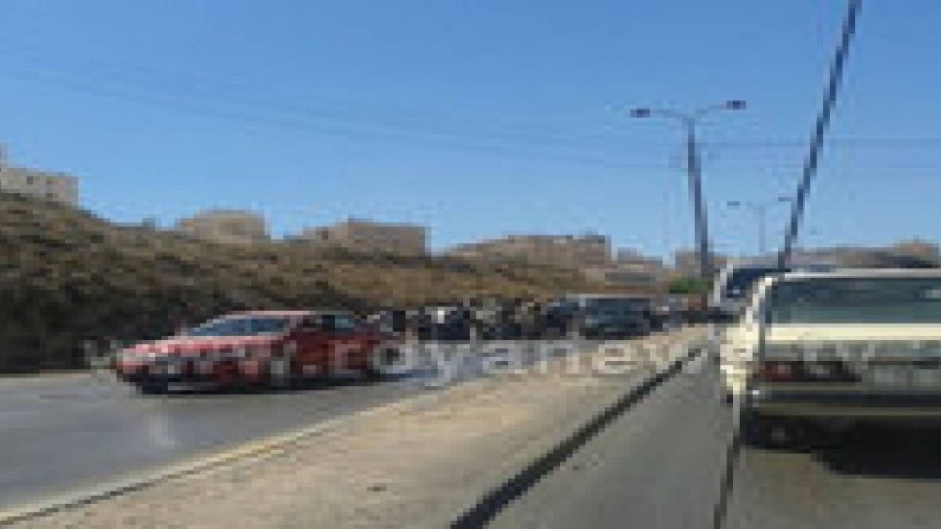اصابة مواطن اثر انقلاب سيارته في عمان .. صور