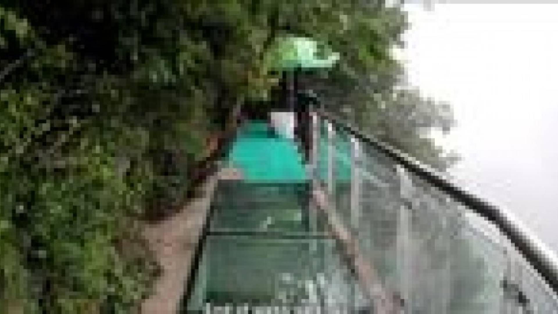 الصين...افتتاح جسر زجاجي يربط قمة جبلين .. فيديو