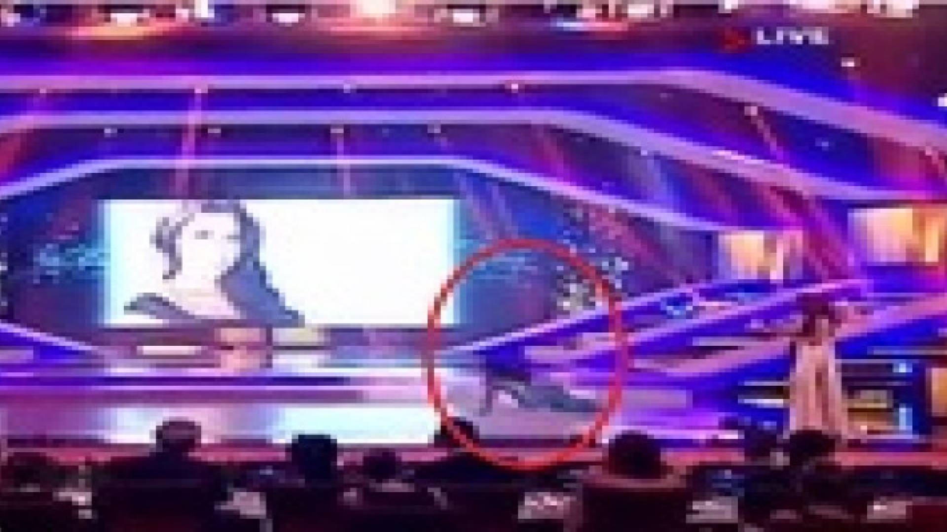 فيديو محرج.. ملكة جمال لبنان تنزلق على المسرح