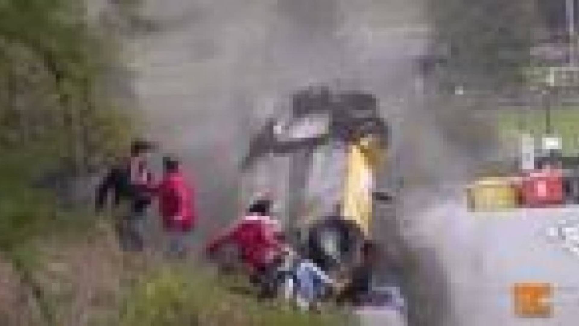 بالفيديو.. معجزة تنقذ حياة عدد من الأشخاص من حادث مؤكد مع سيارة سباق