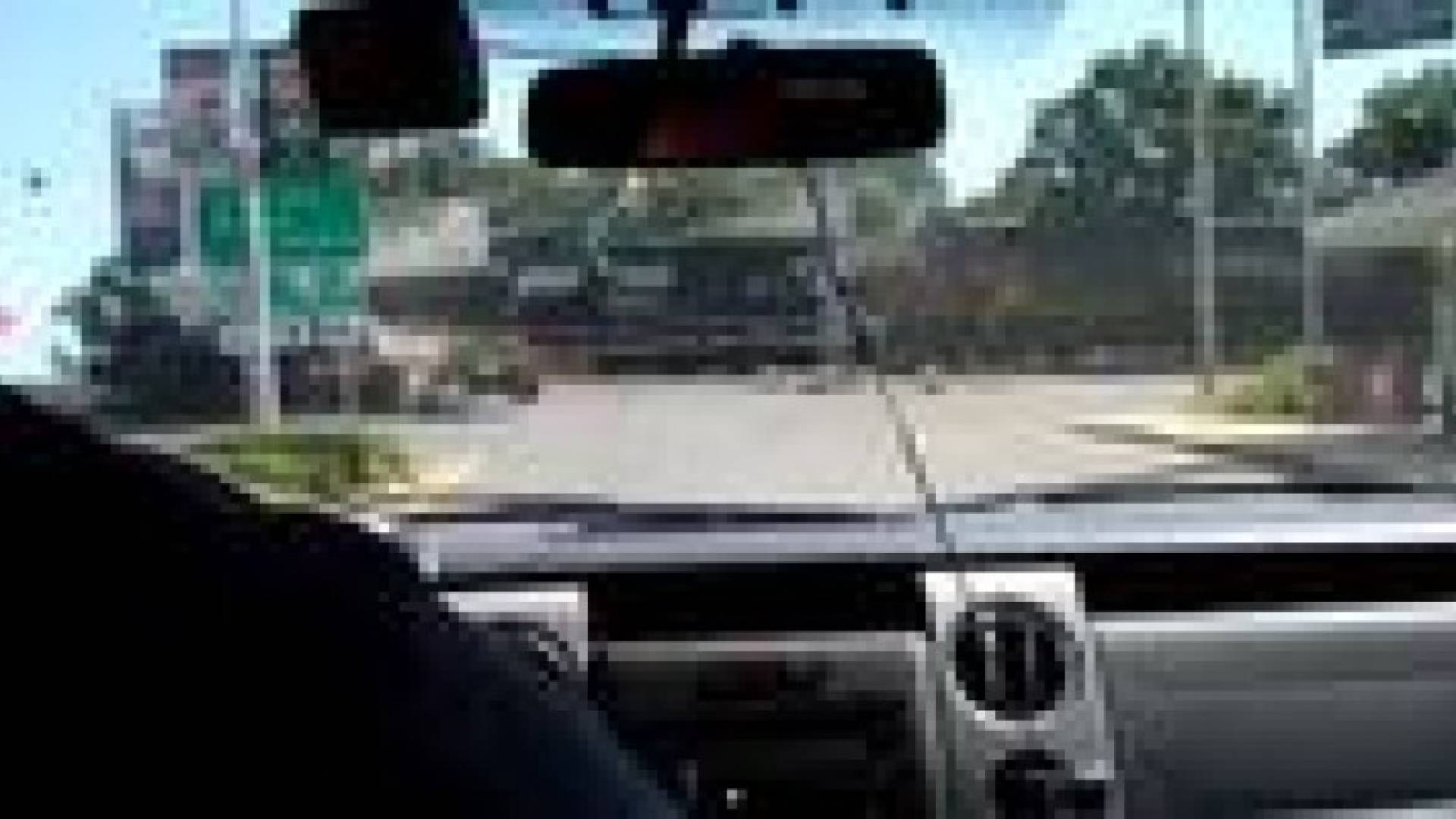 قطار "هائج" يصدم عربات على السكة ويثير الرعب .. فيديو