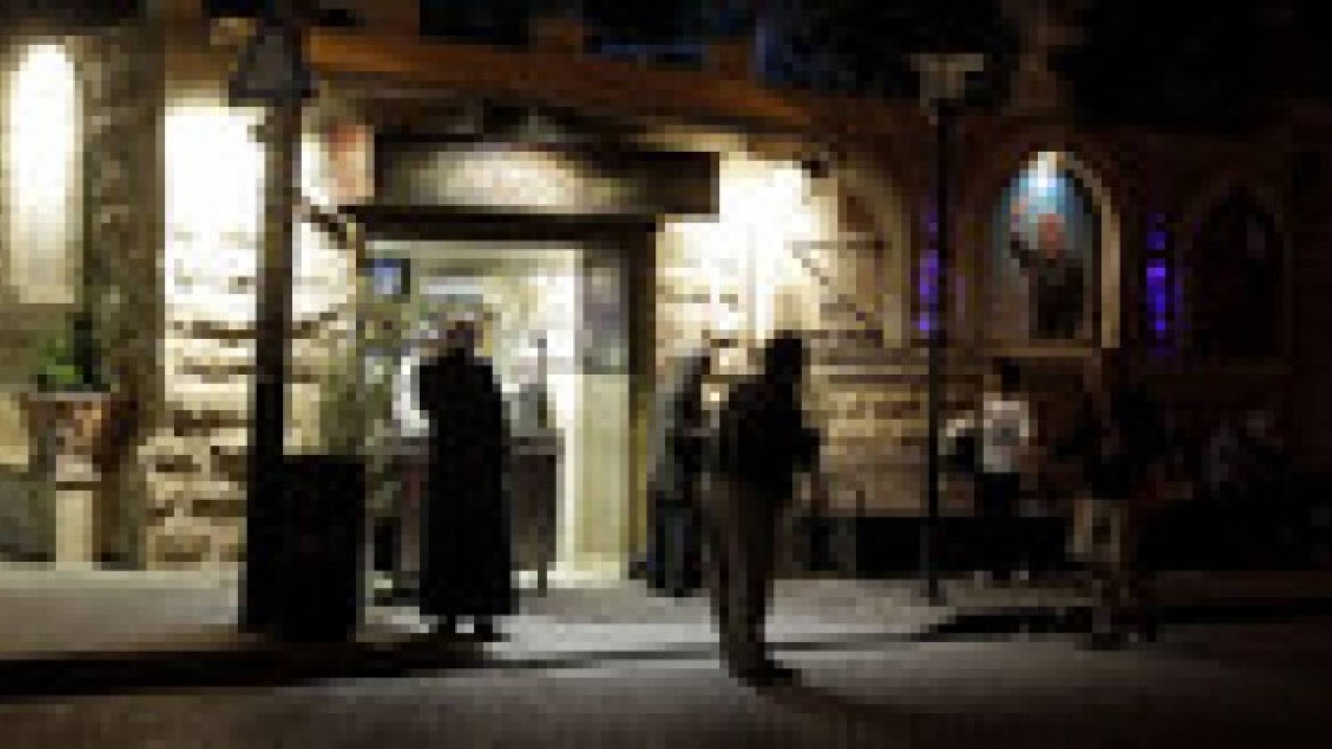 أردني " يخرج من غير ثيابه "  بسبب زوجته