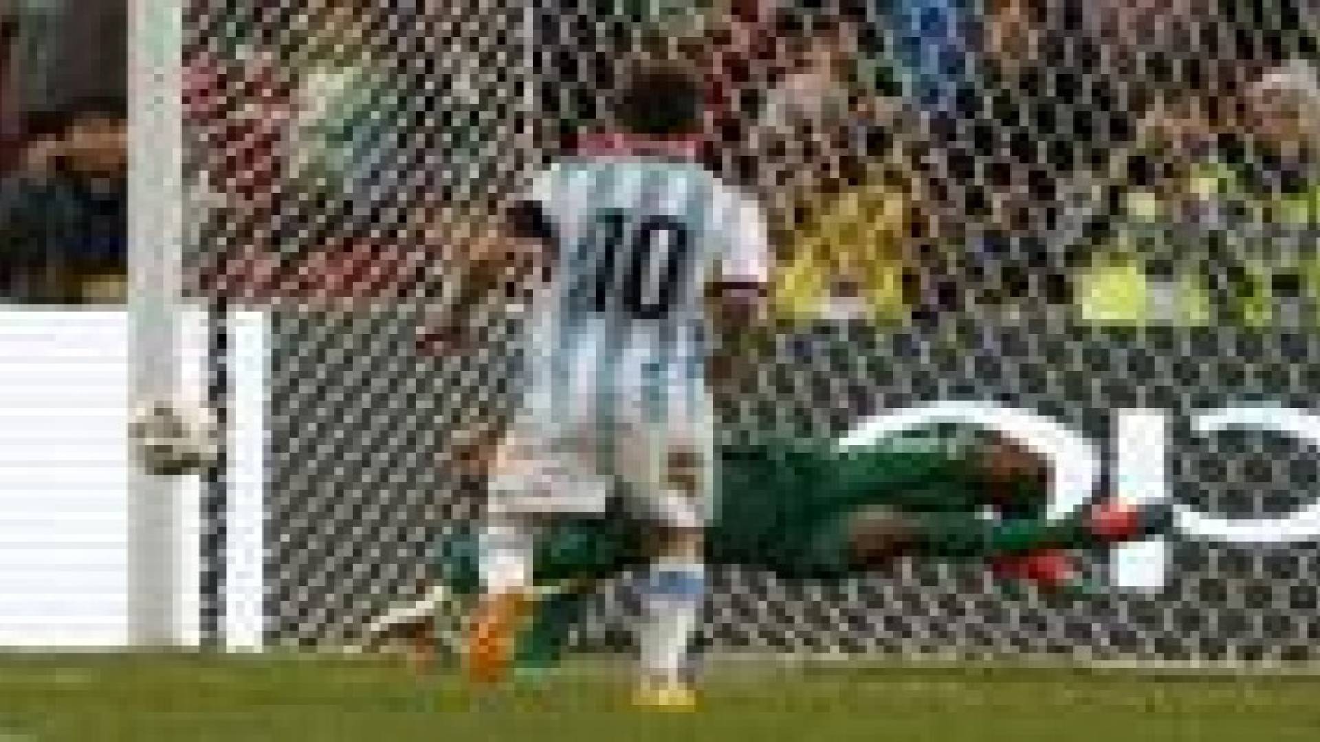 حارس البرازيل يكشف سر تصديه لركلة جزاء ميسي