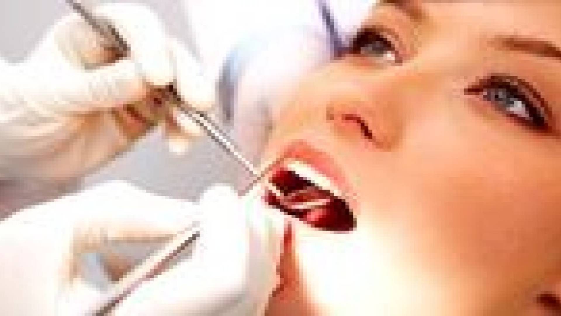 طريقتان لأسنان بيضاء وابتسامة هوليوودية دون مساعدة الطبيب