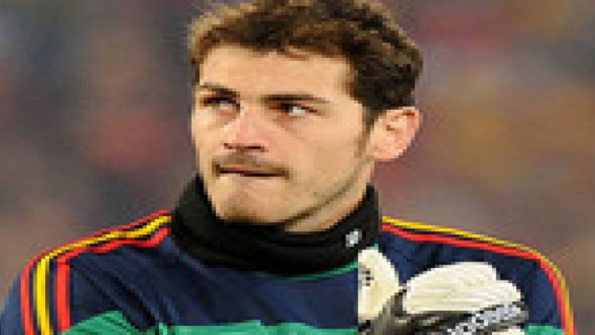 الحارس الإسباني كاسياس يدرس اعتزال اللعب الدولي