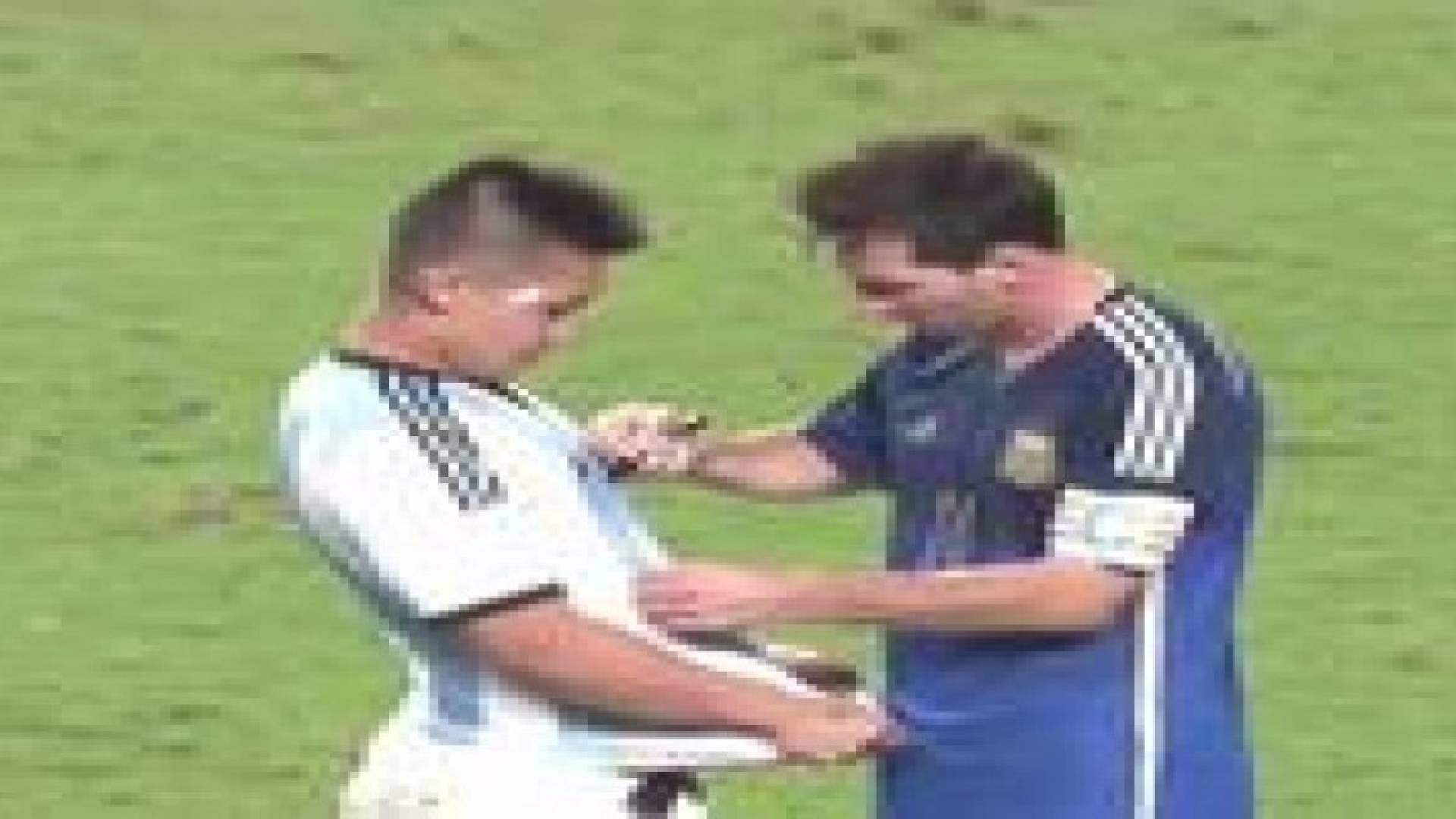 بالفيديو .. ميسي يلبي رغبة مشجع اقتحم ودية هونج كونج